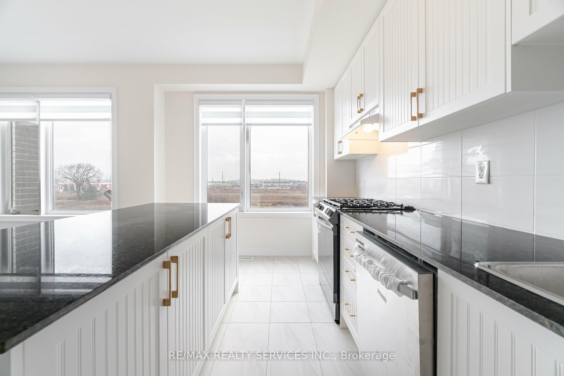 Photo 14 of 399 Tennant Circle, Vaughan, Vellore Village — HOMEH