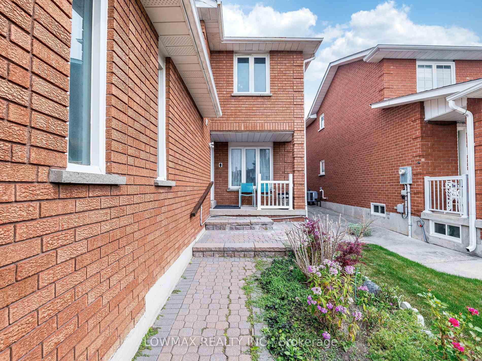 Photo 4 of 534 Chancellor Drive, Vaughan, East Woodbridge — HOMEH
