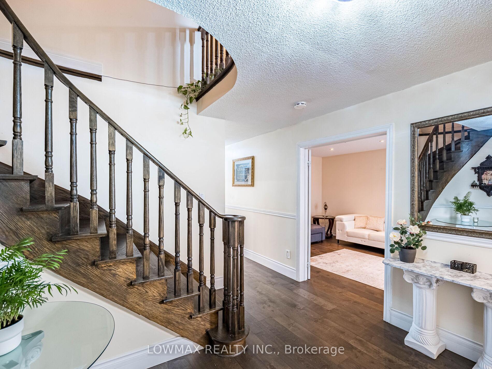 Photo 9 of 534 Chancellor Drive, Vaughan, East Woodbridge — HOMEH