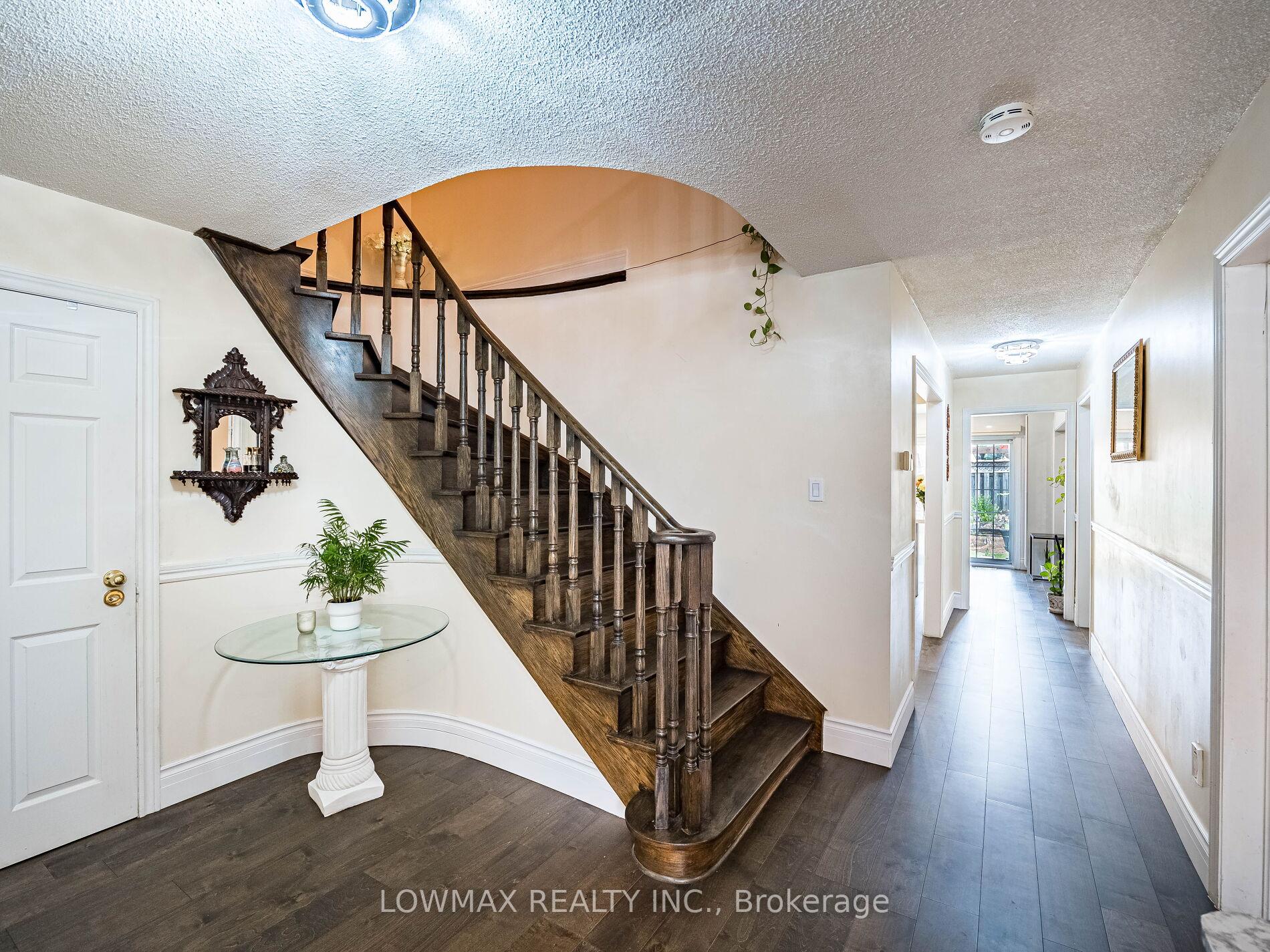 Photo 10 of 534 Chancellor Drive, Vaughan, East Woodbridge — HOMEH