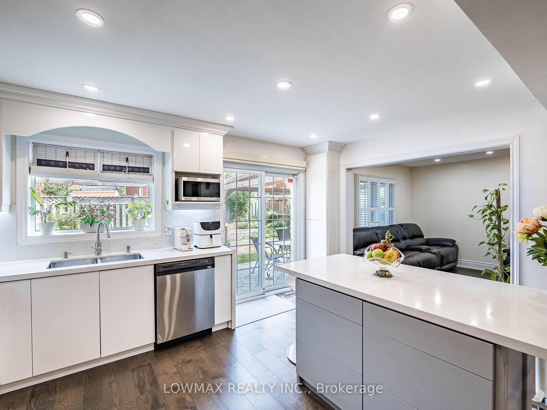 Photo 32 of 534 Chancellor Drive, Vaughan, East Woodbridge — HOMEH