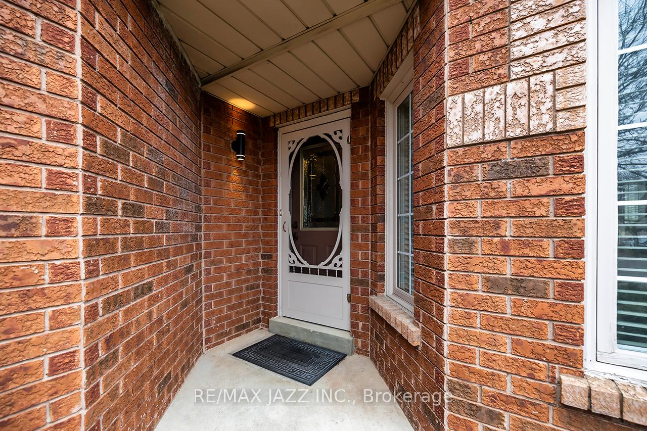 Photo 4 of 7 Barwick Court, Whitby, Downtown Whitby — HOMEH