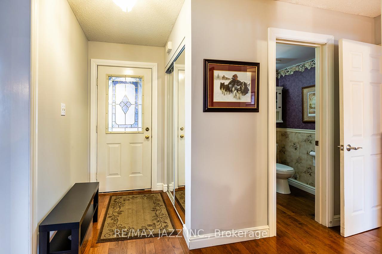 Photo 6 of 7 Barwick Court, Whitby, Downtown Whitby — HOMEH
