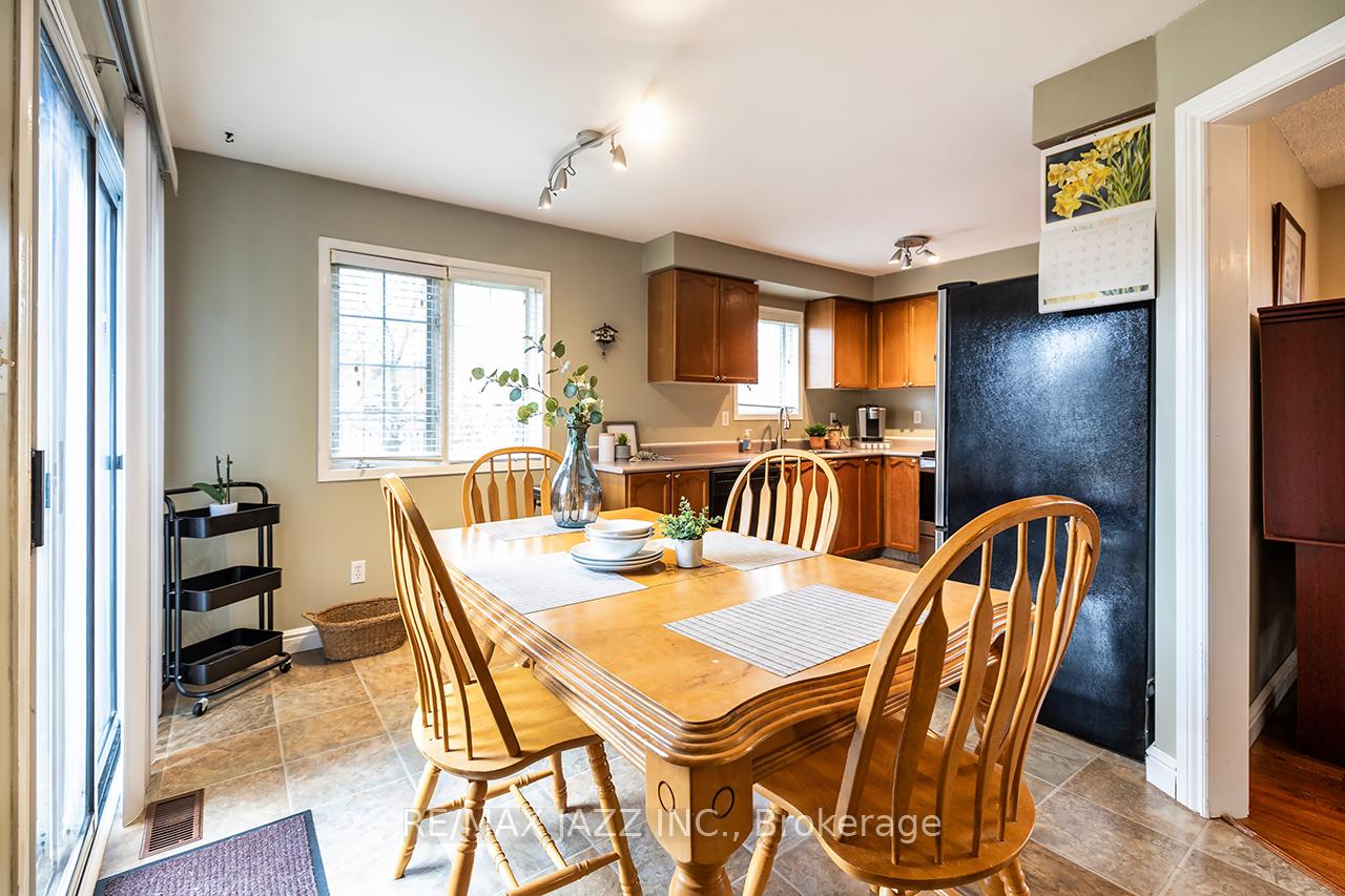 Photo 13 of 7 Barwick Court, Whitby, Downtown Whitby — HOMEH