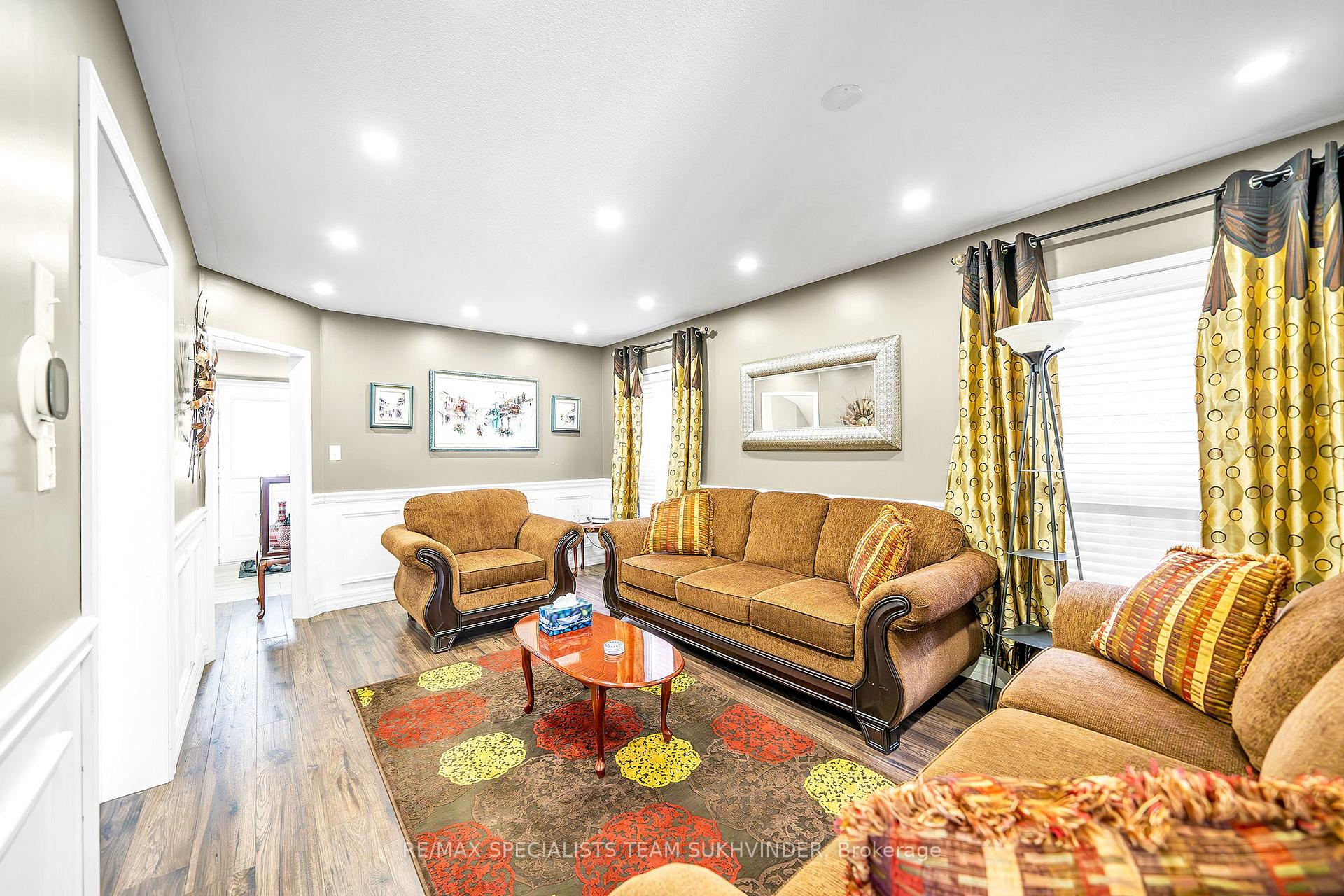 Photo 11 of 8 Pardon Avenue, Whitby, Williamsburg — HOMEH