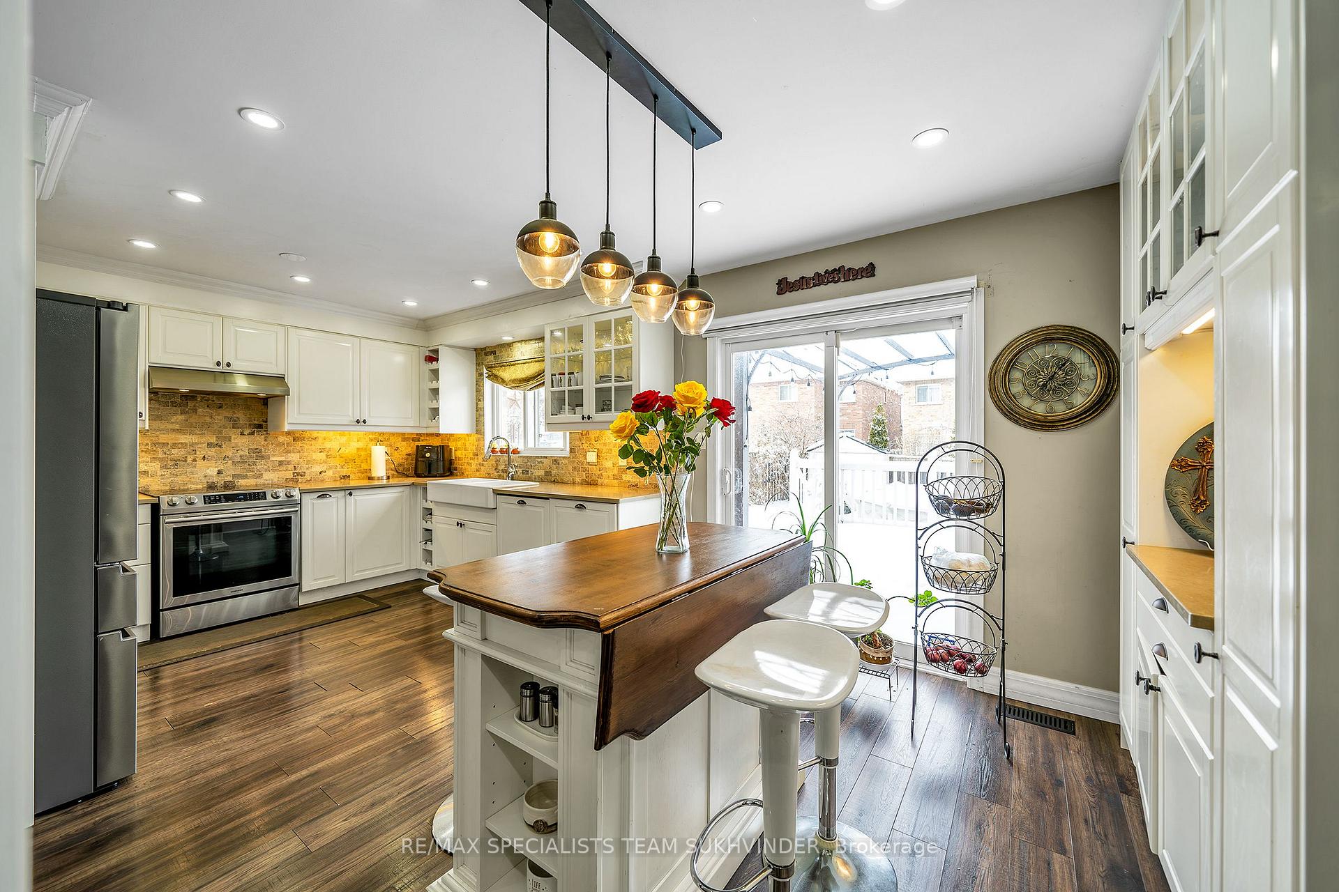 Photo 15 of 8 Pardon Avenue, Whitby, Williamsburg — HOMEH