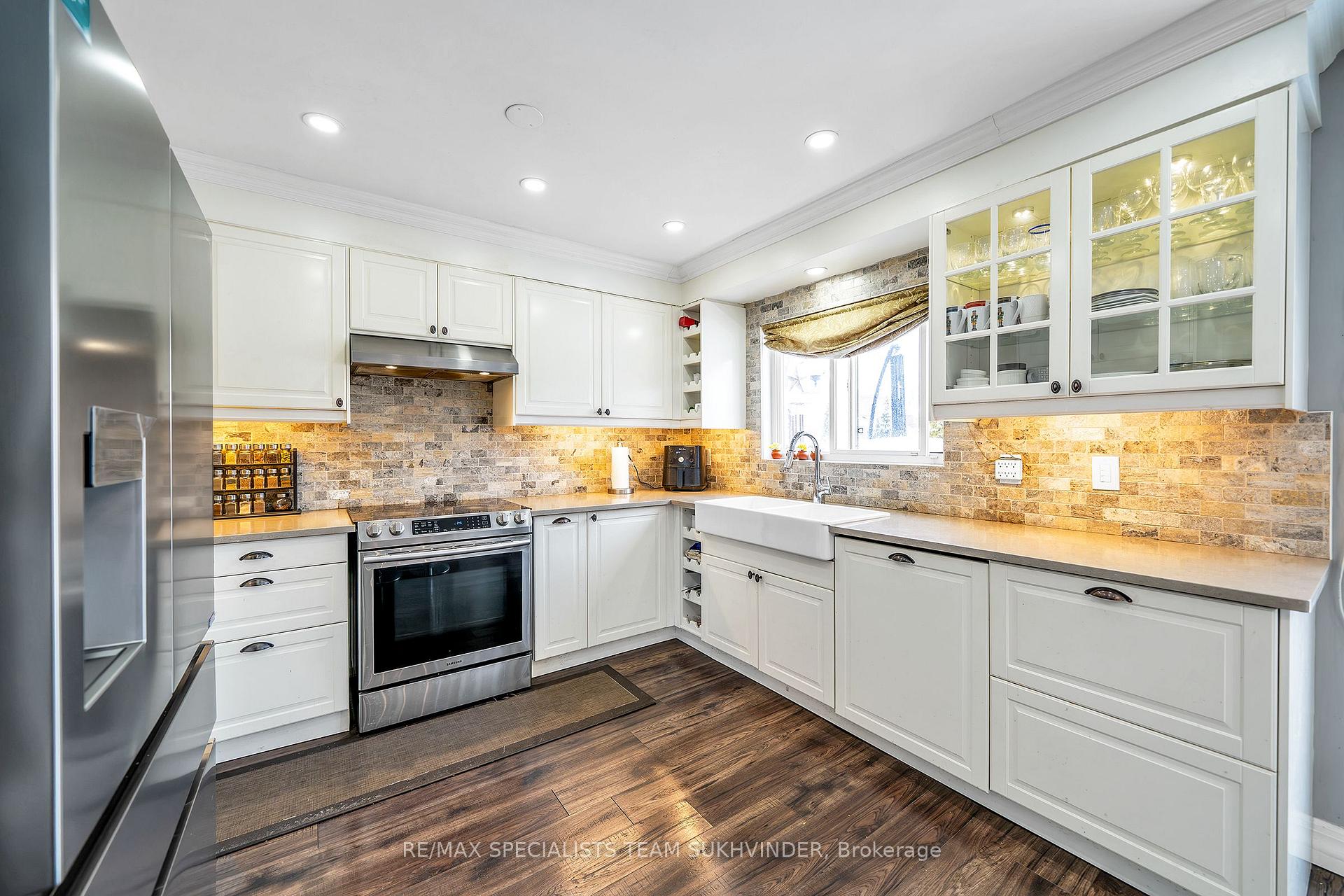 Photo 16 of 8 Pardon Avenue, Whitby, Williamsburg — HOMEH