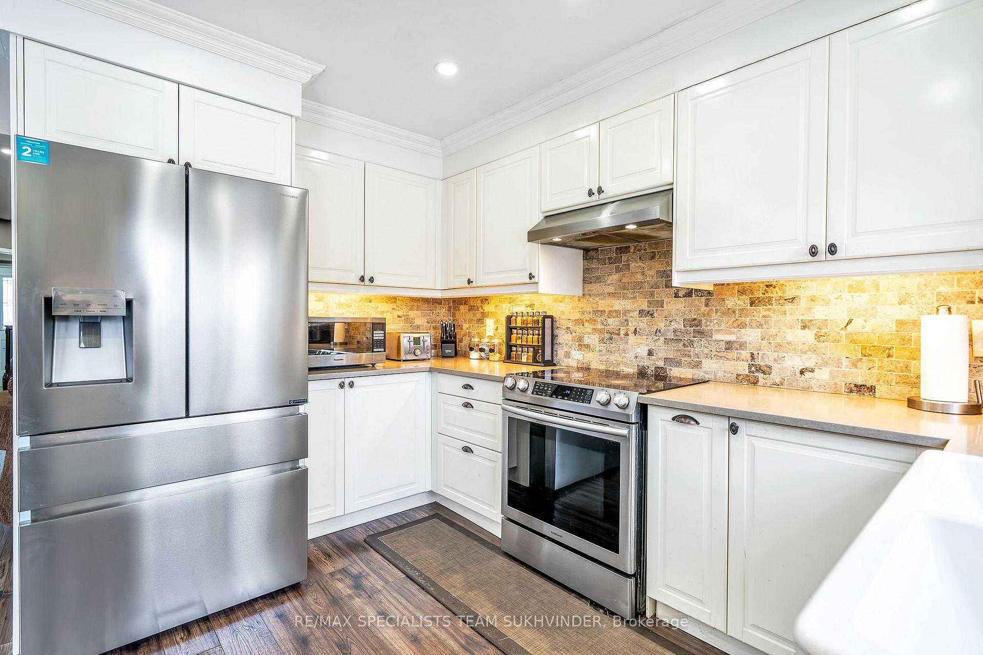 Photo 17 of 8 Pardon Avenue, Whitby, Williamsburg — HOMEH