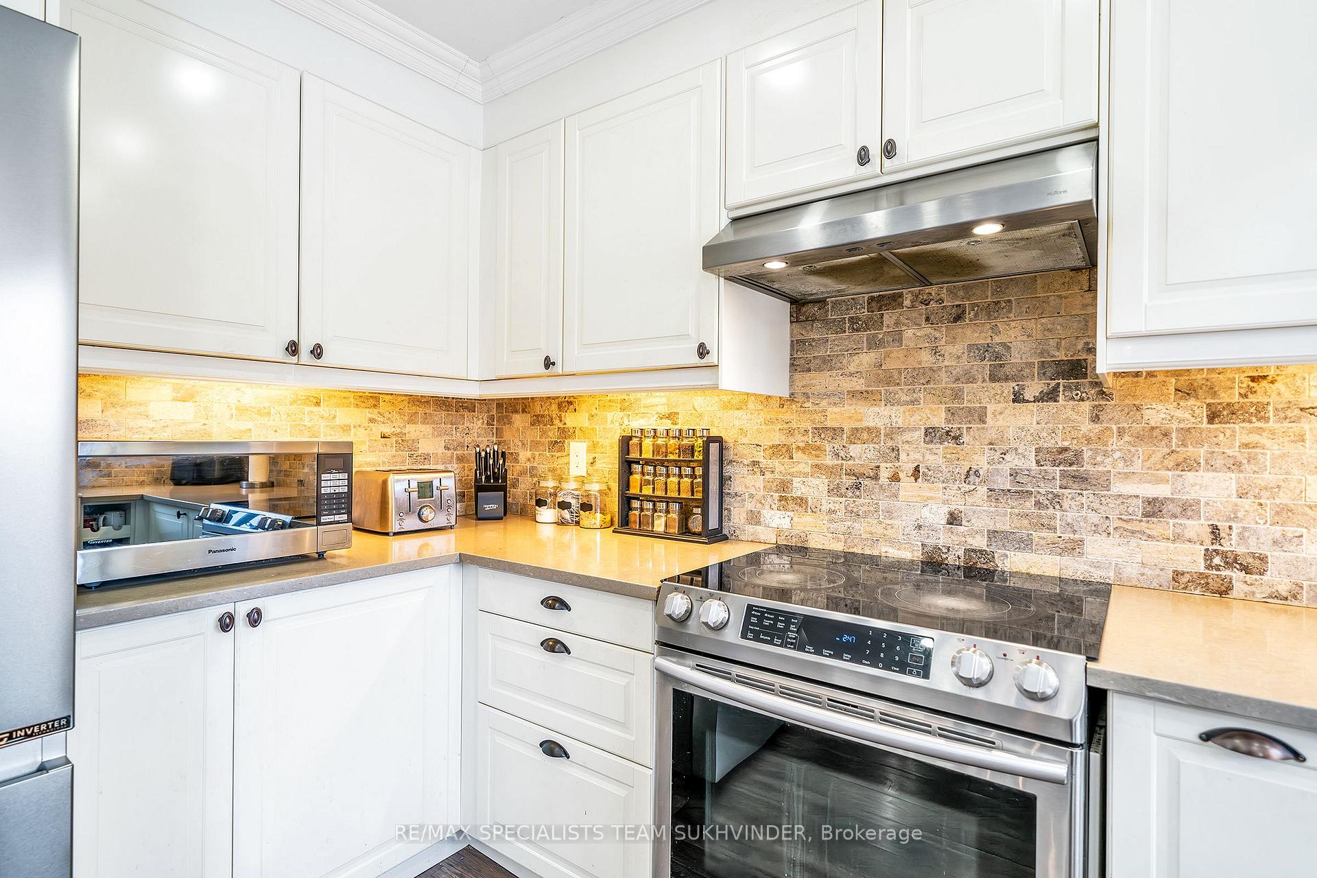 Photo 18 of 8 Pardon Avenue, Whitby, Williamsburg — HOMEH