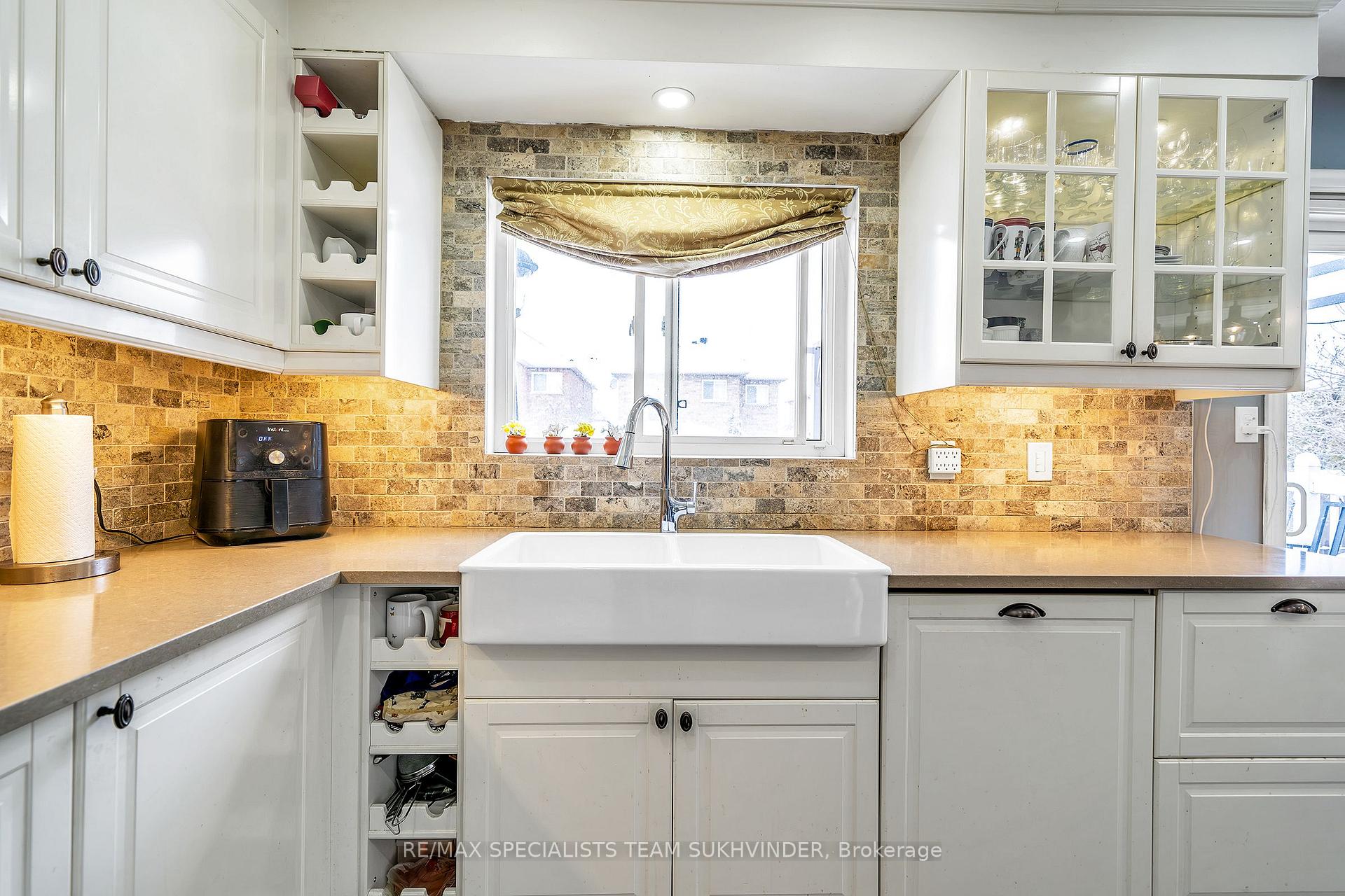 Photo 19 of 8 Pardon Avenue, Whitby, Williamsburg — HOMEH