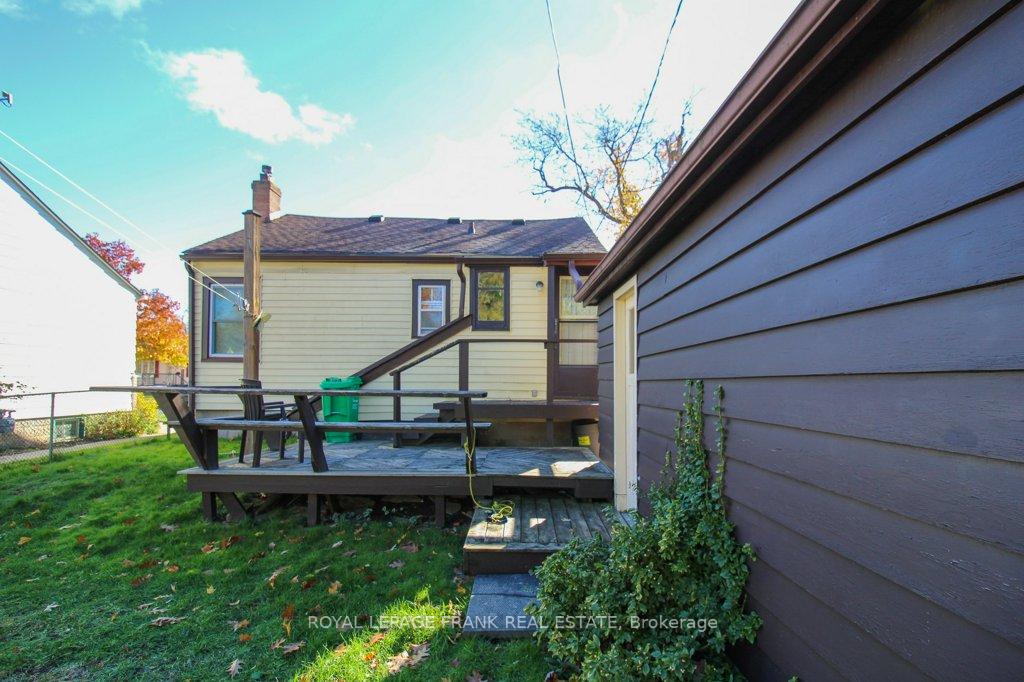 Photo 6 of 512 Glengarry Avenue, Peterborough, Northcrest Ward 5 — HOMEH