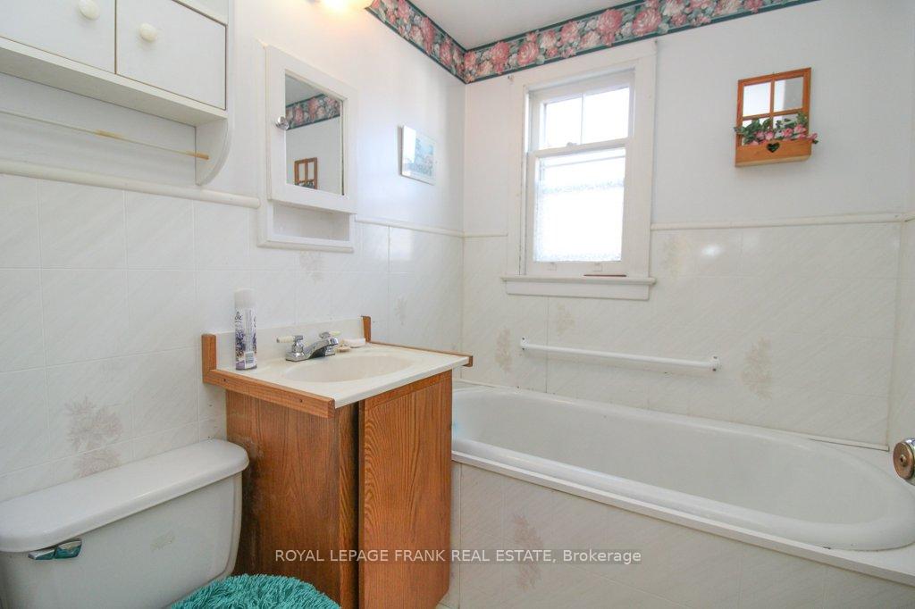 Photo 21 of 512 Glengarry Avenue, Peterborough, Northcrest Ward 5 — HOMEH