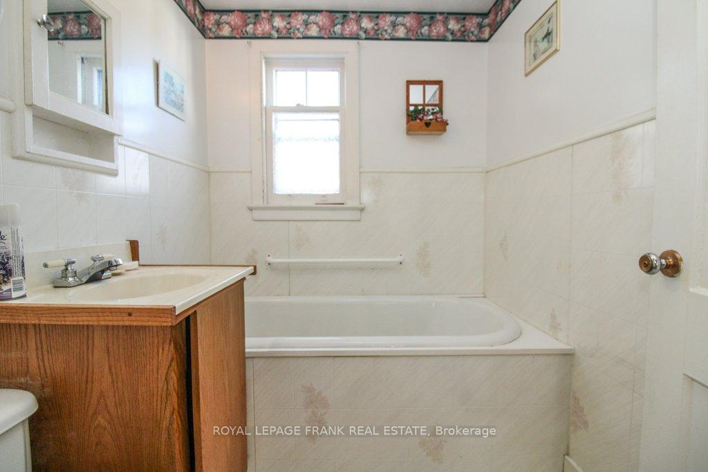 Photo 22 of 512 Glengarry Avenue, Peterborough, Northcrest Ward 5 — HOMEH