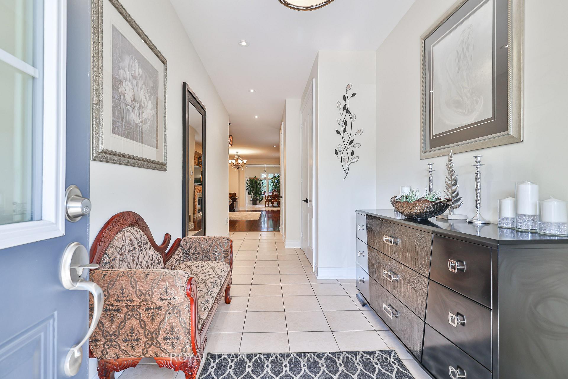 Photo 3 of 299 Bathurst Glen Drive W, Vaughan, Patterson — HOMEH