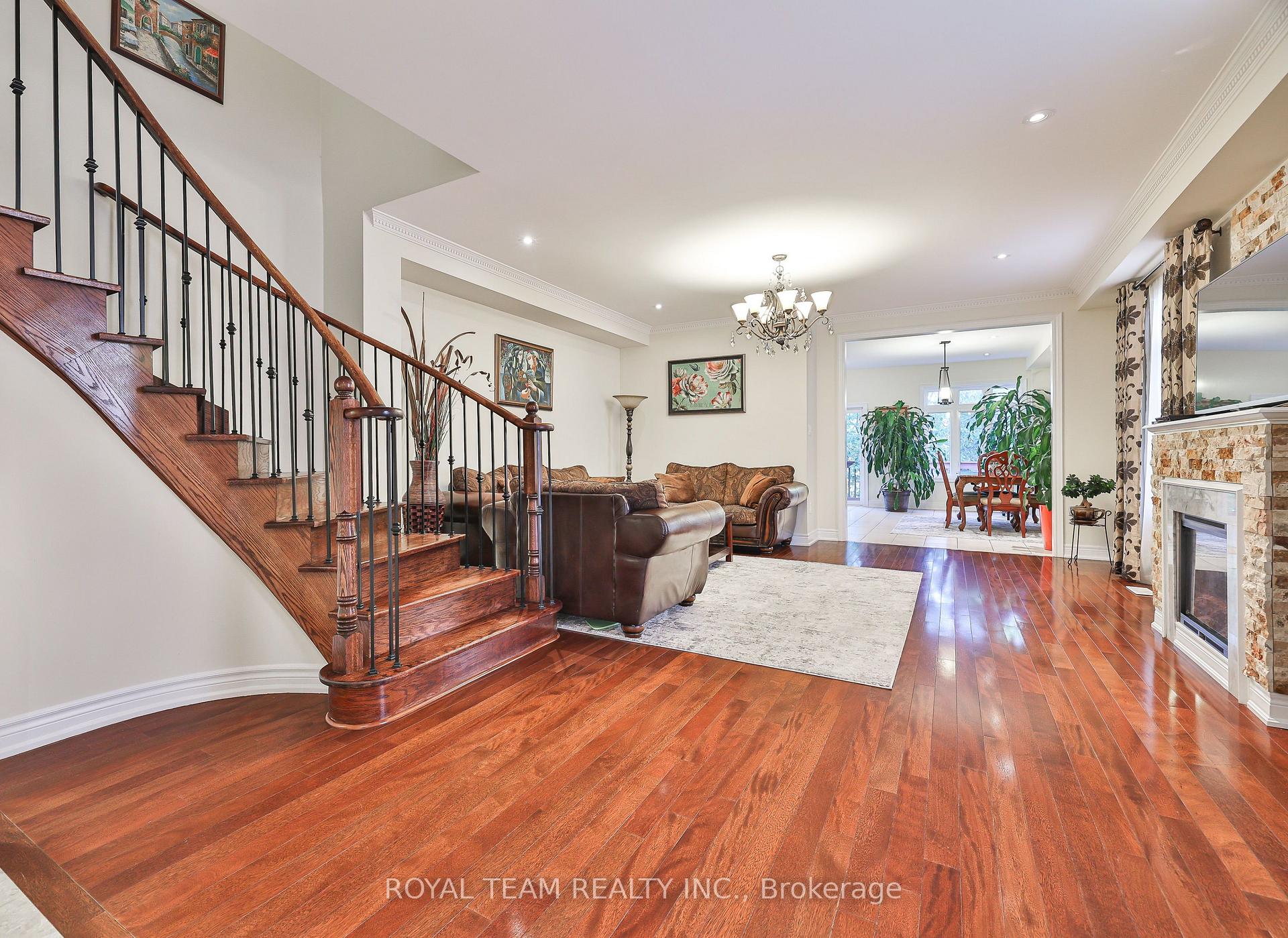 Photo 9 of 299 Bathurst Glen Drive W, Vaughan, Patterson — HOMEH