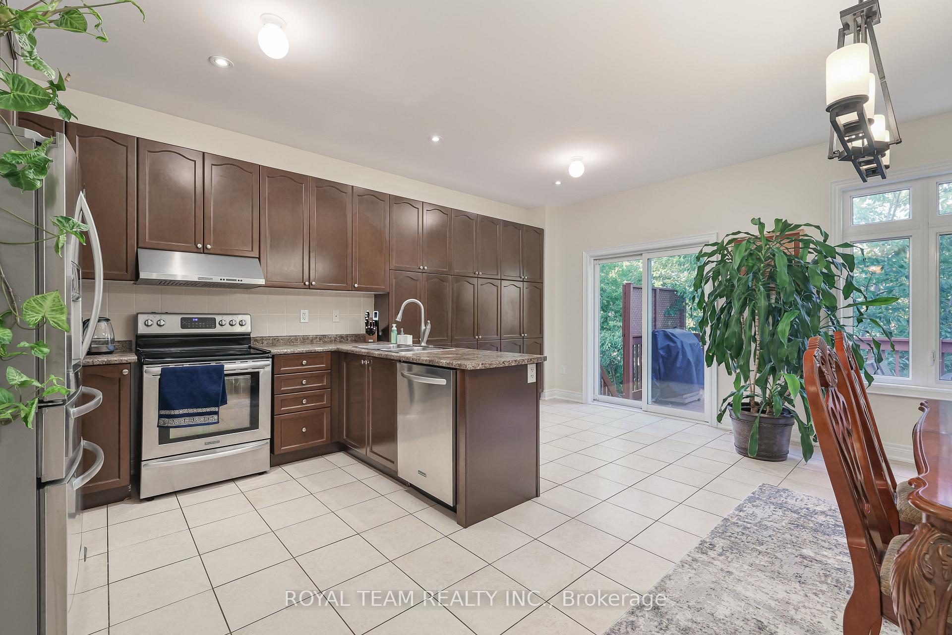 Photo 10 of 299 Bathurst Glen Drive W, Vaughan, Patterson — HOMEH