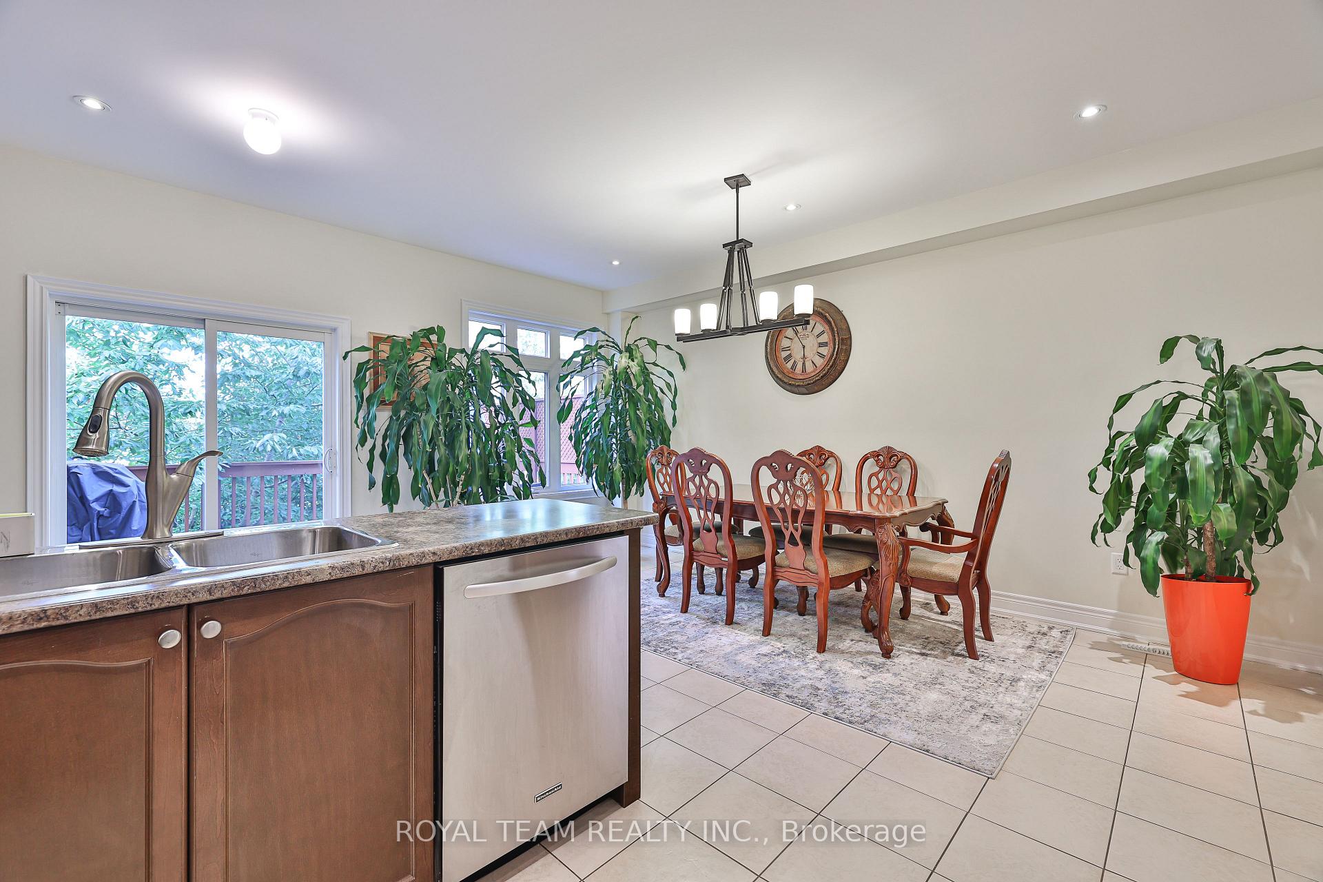Photo 11 of 299 Bathurst Glen Drive W, Vaughan, Patterson — HOMEH