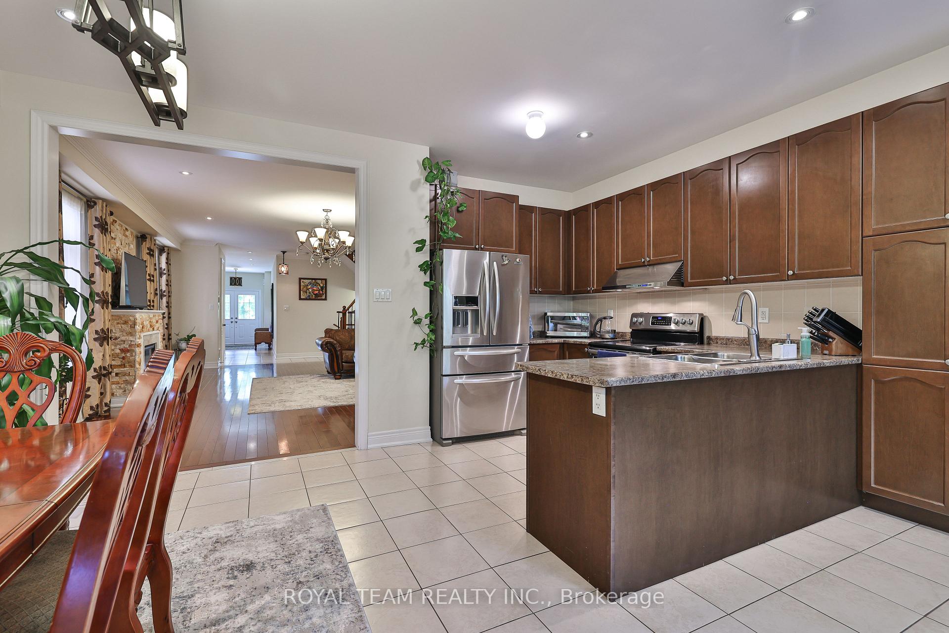 Photo 12 of 299 Bathurst Glen Drive W, Vaughan, Patterson — HOMEH