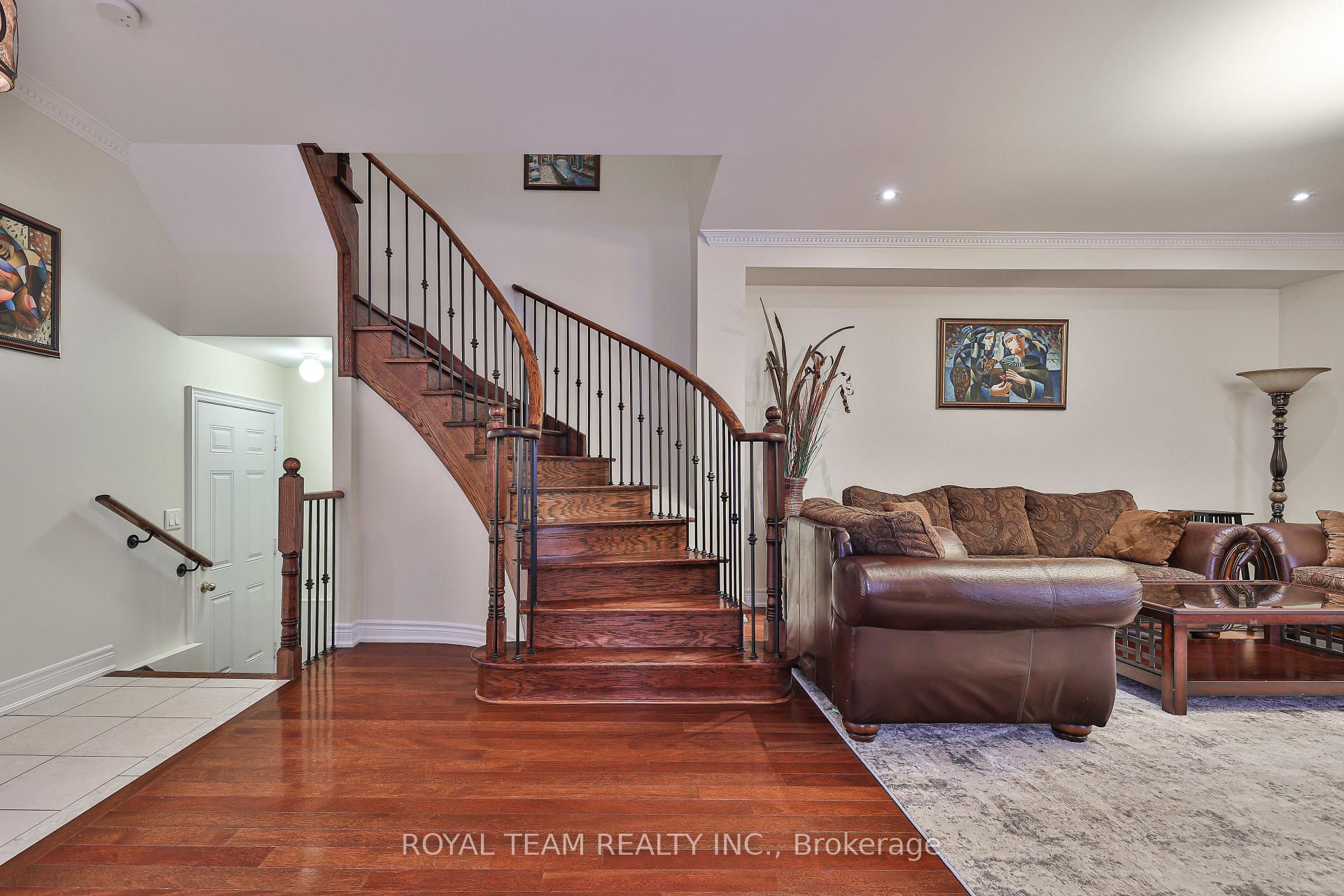 Photo 13 of 299 Bathurst Glen Drive W, Vaughan, Patterson — HOMEH