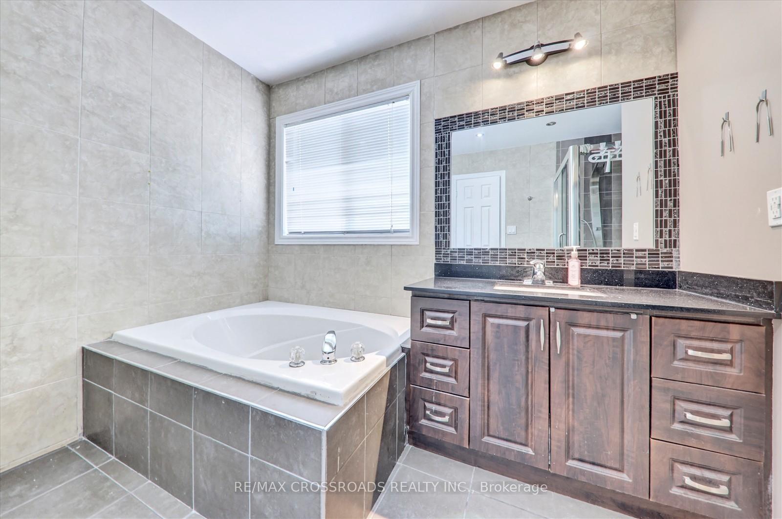 Photo 18 of 33 Greenhalf Drive, Ajax, South East — HOMEH