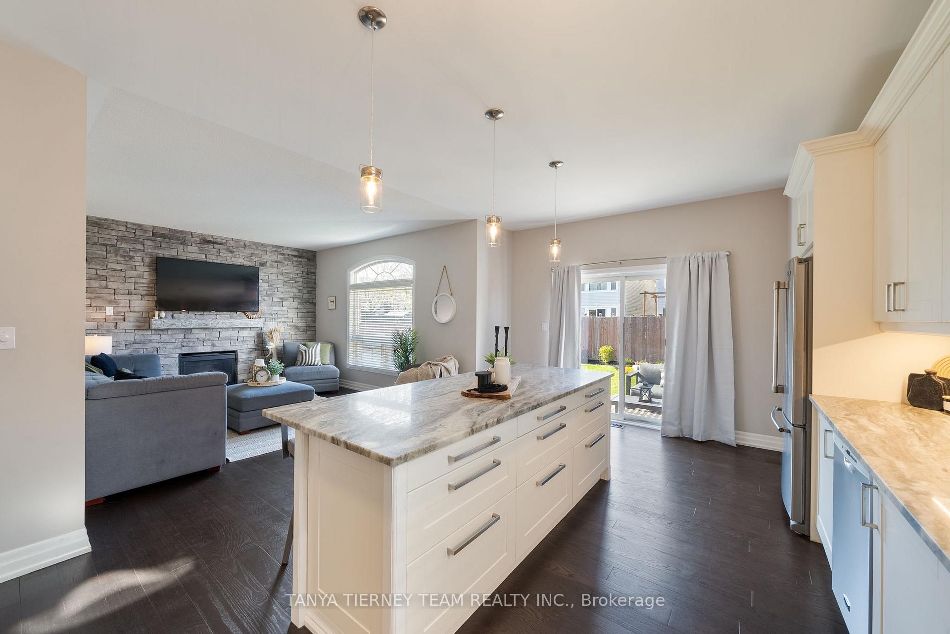 Photo 13 of 6 Mikayla Crescent, Whitby, Brooklin — HOMEH