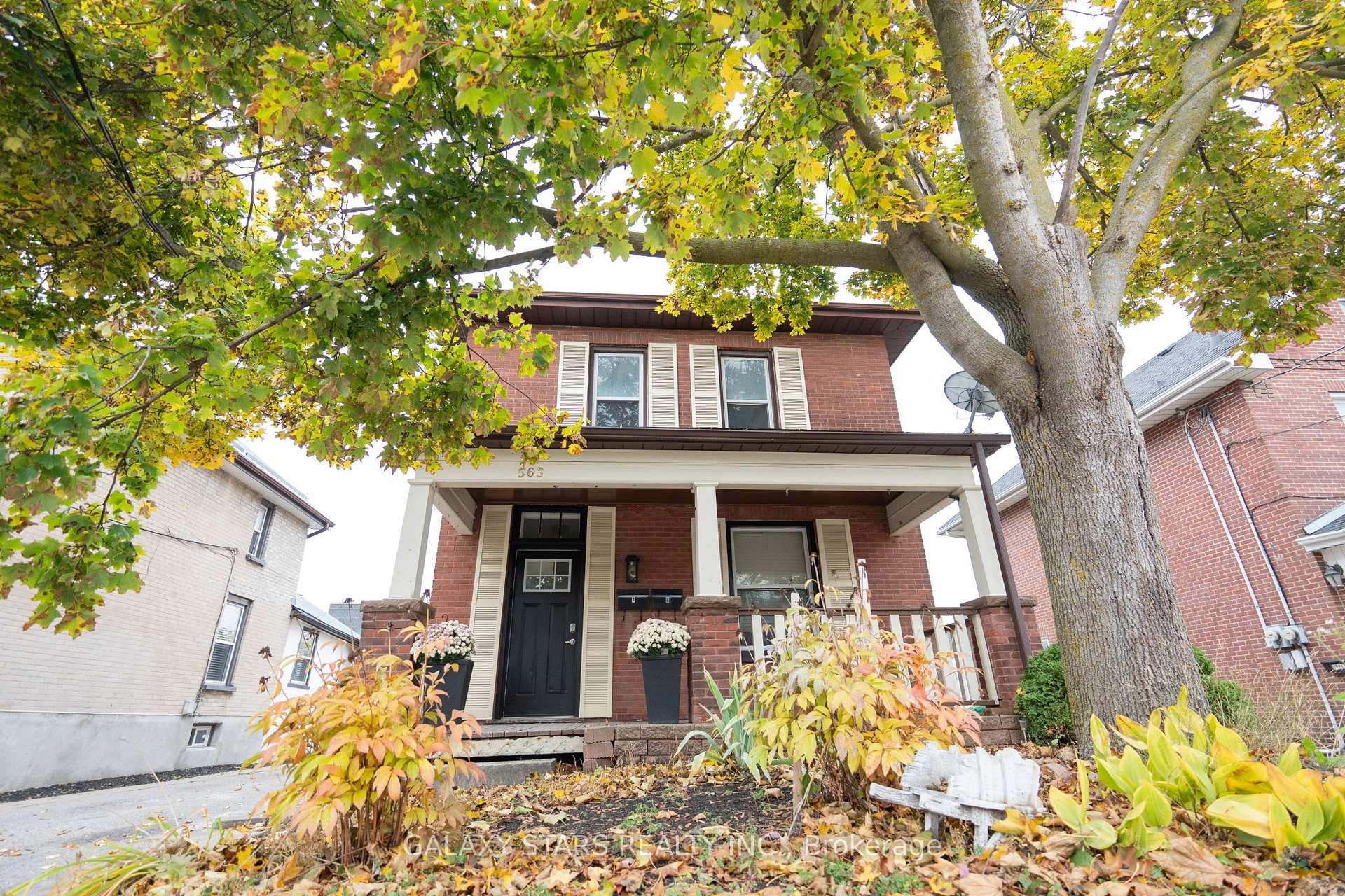 Front of 565 Romaine Street