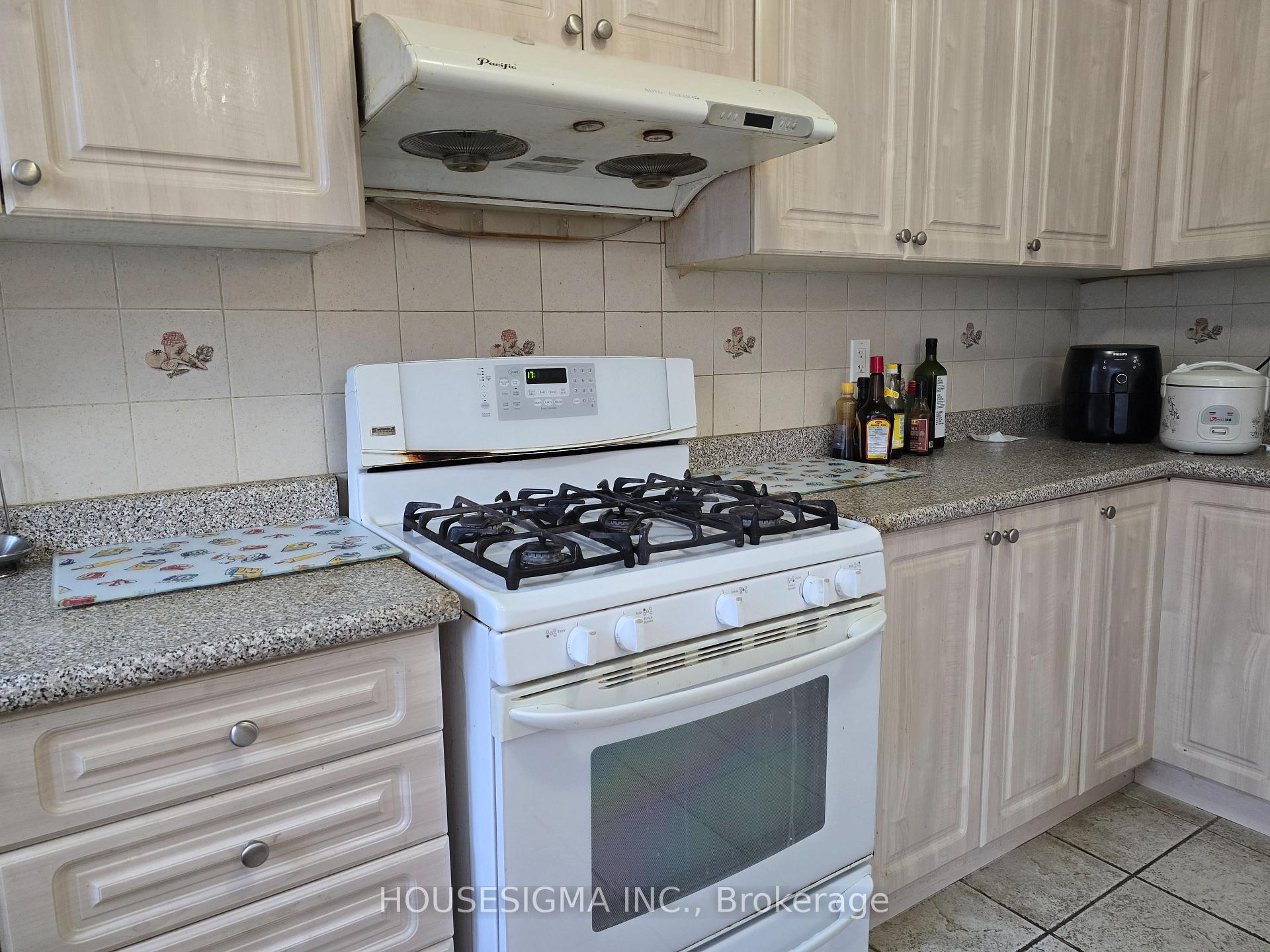 Photo 3 of 22 Renoir Drive, Vaughan, Patterson — HOMEH