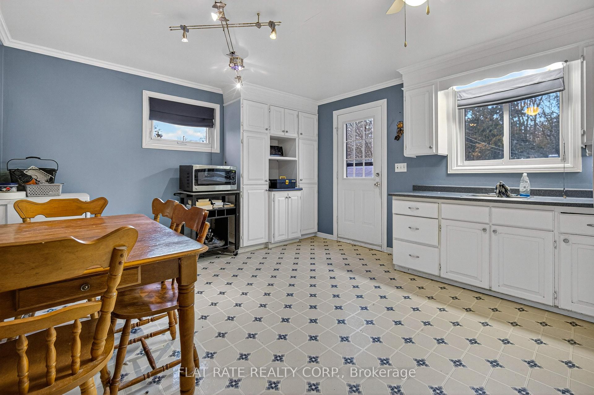 Photo 6 of 734 Chamberlain Street, Peterborough, Otonabee Ward 1 — HOMEH