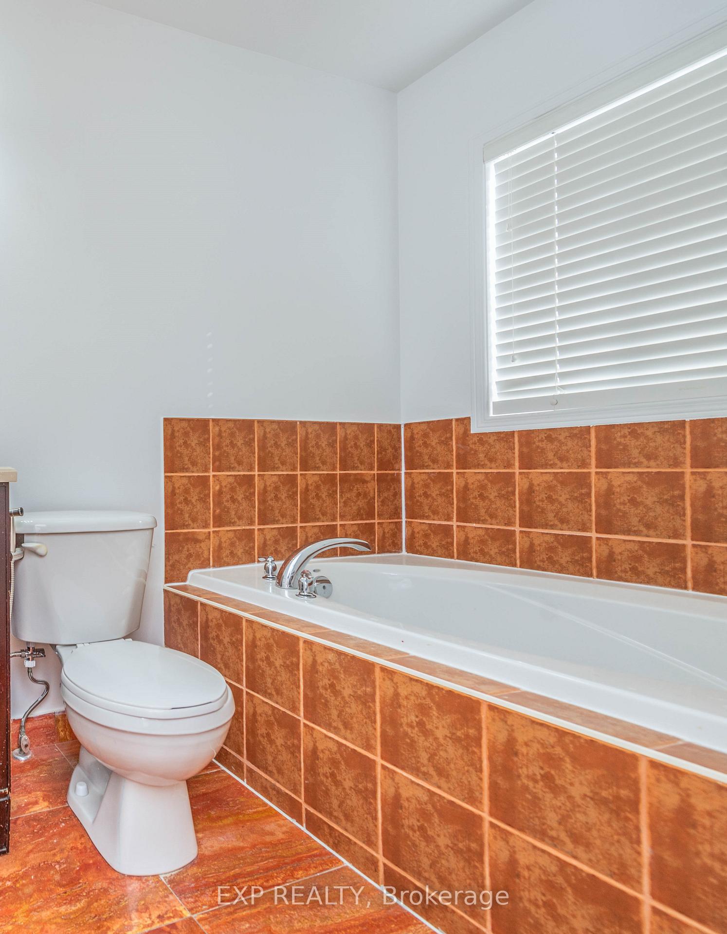 Photo 18 of 112 Dolce Crescent, Vaughan, Vellore Village — HOMEH