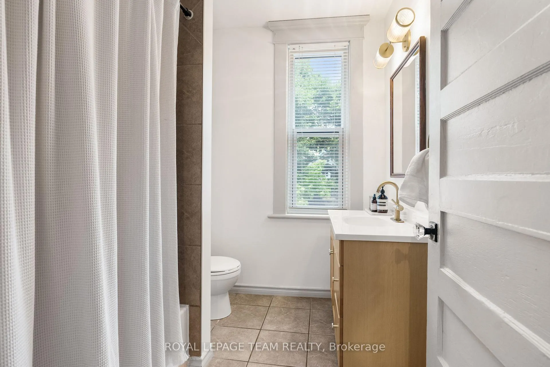 Photo 12 of 219 James Street E, Brockville — HOMEH
