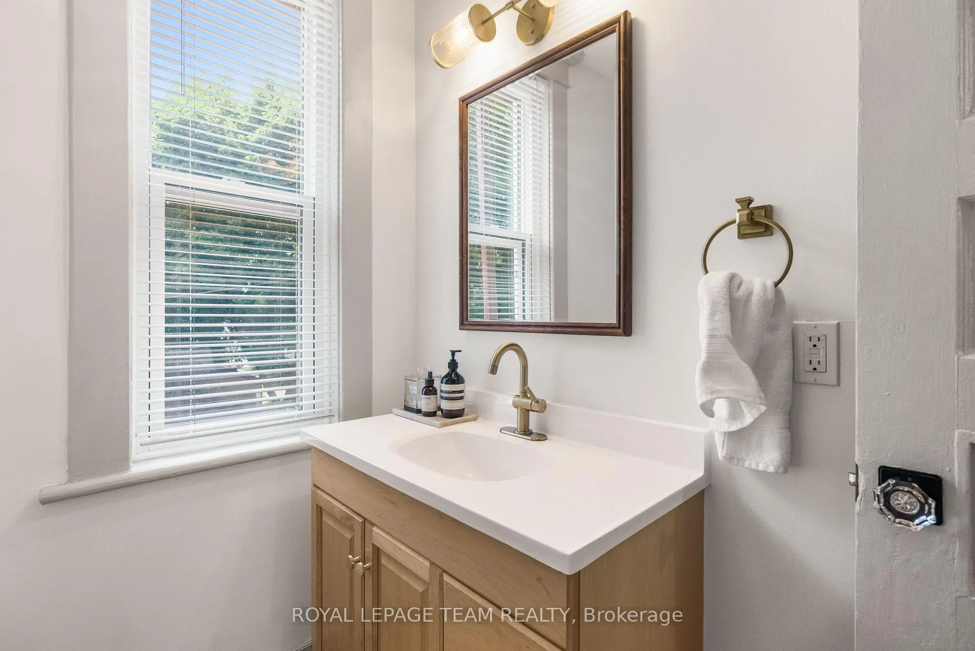 Photo 13 of 219 James Street E, Brockville — HOMEH
