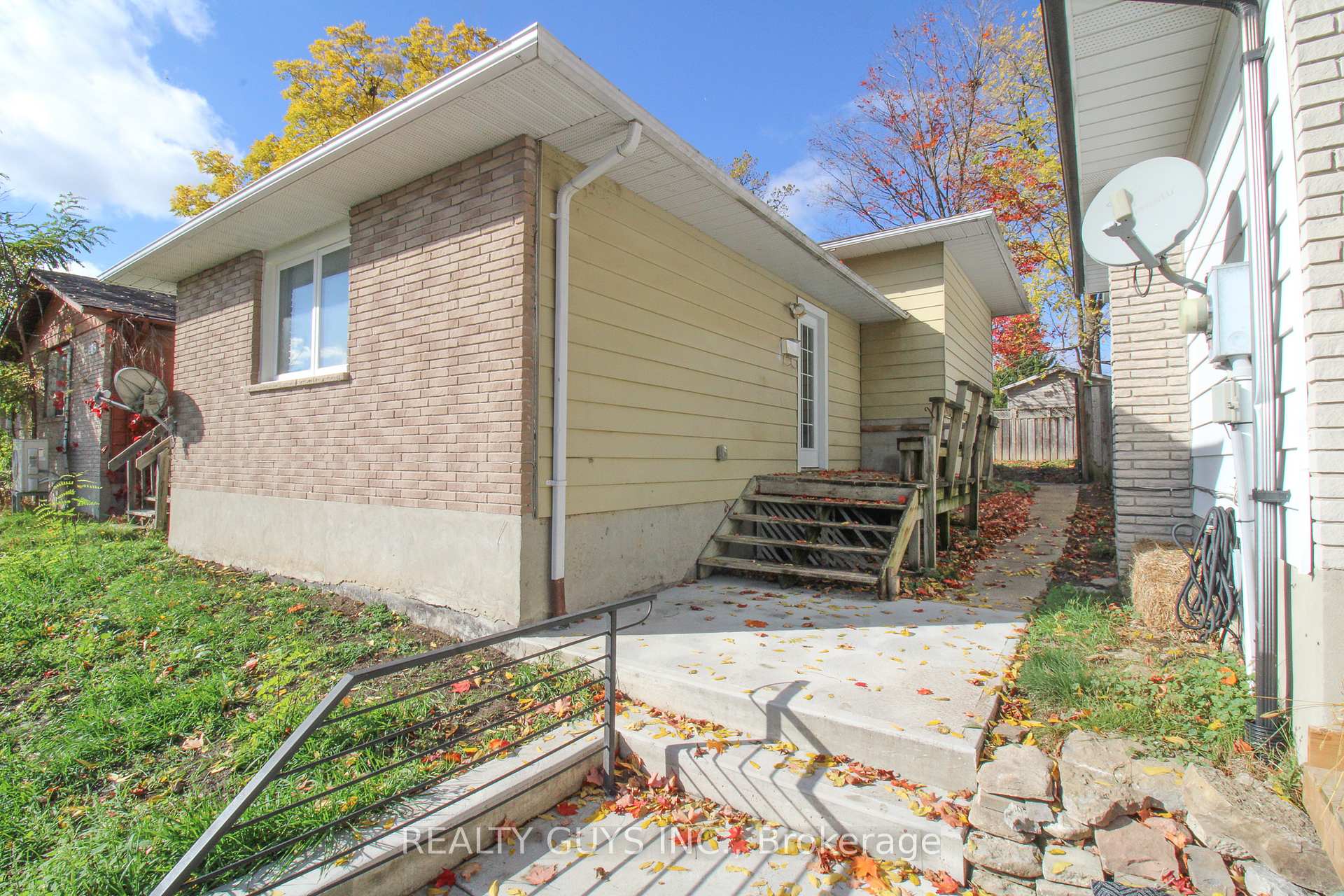 Photo 2 of 290 Mcfarlane Street, Peterborough, Ashburnham Ward 4 — HOMEH