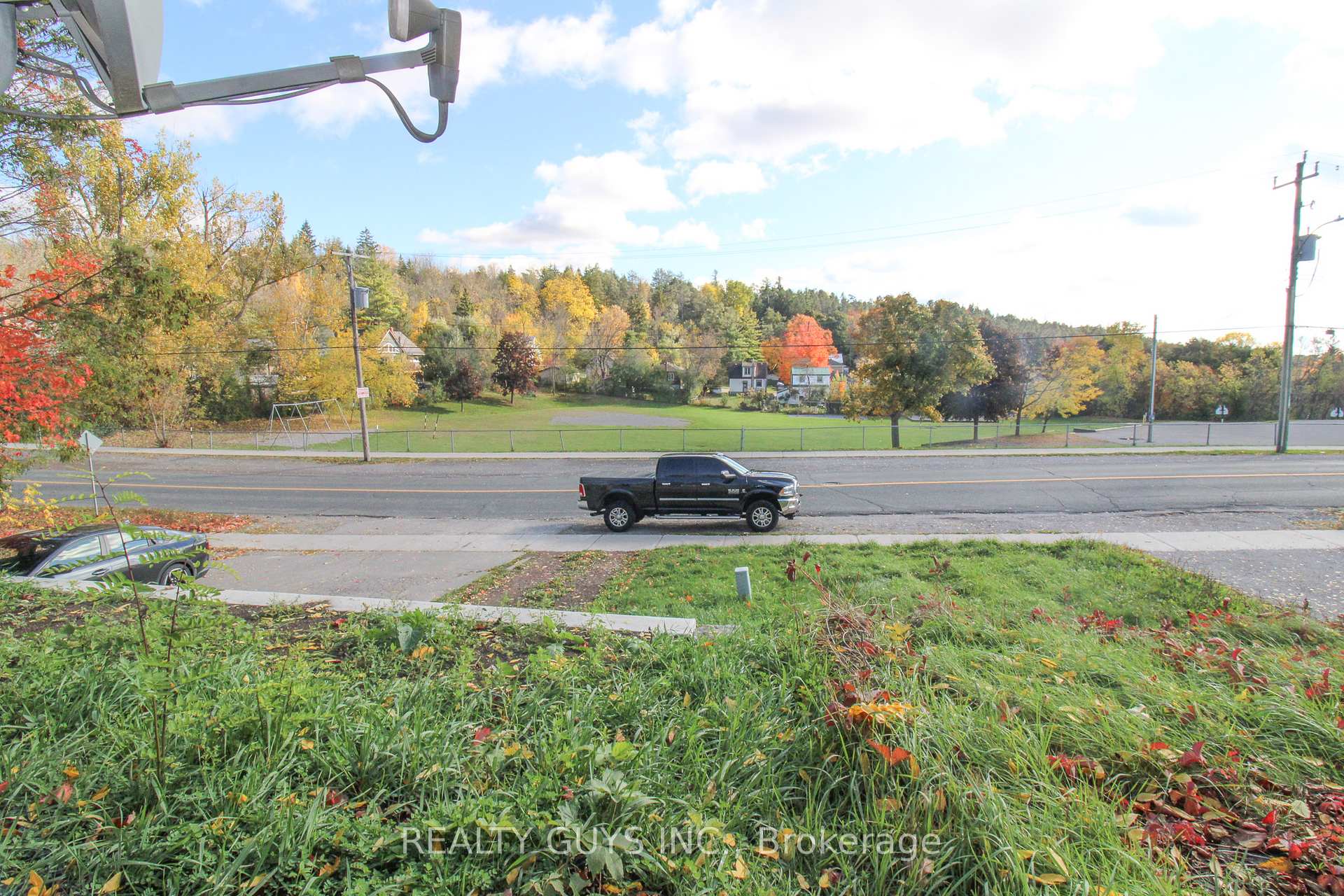 Photo 3 of 290 Mcfarlane Street, Peterborough, Ashburnham Ward 4 — HOMEH
