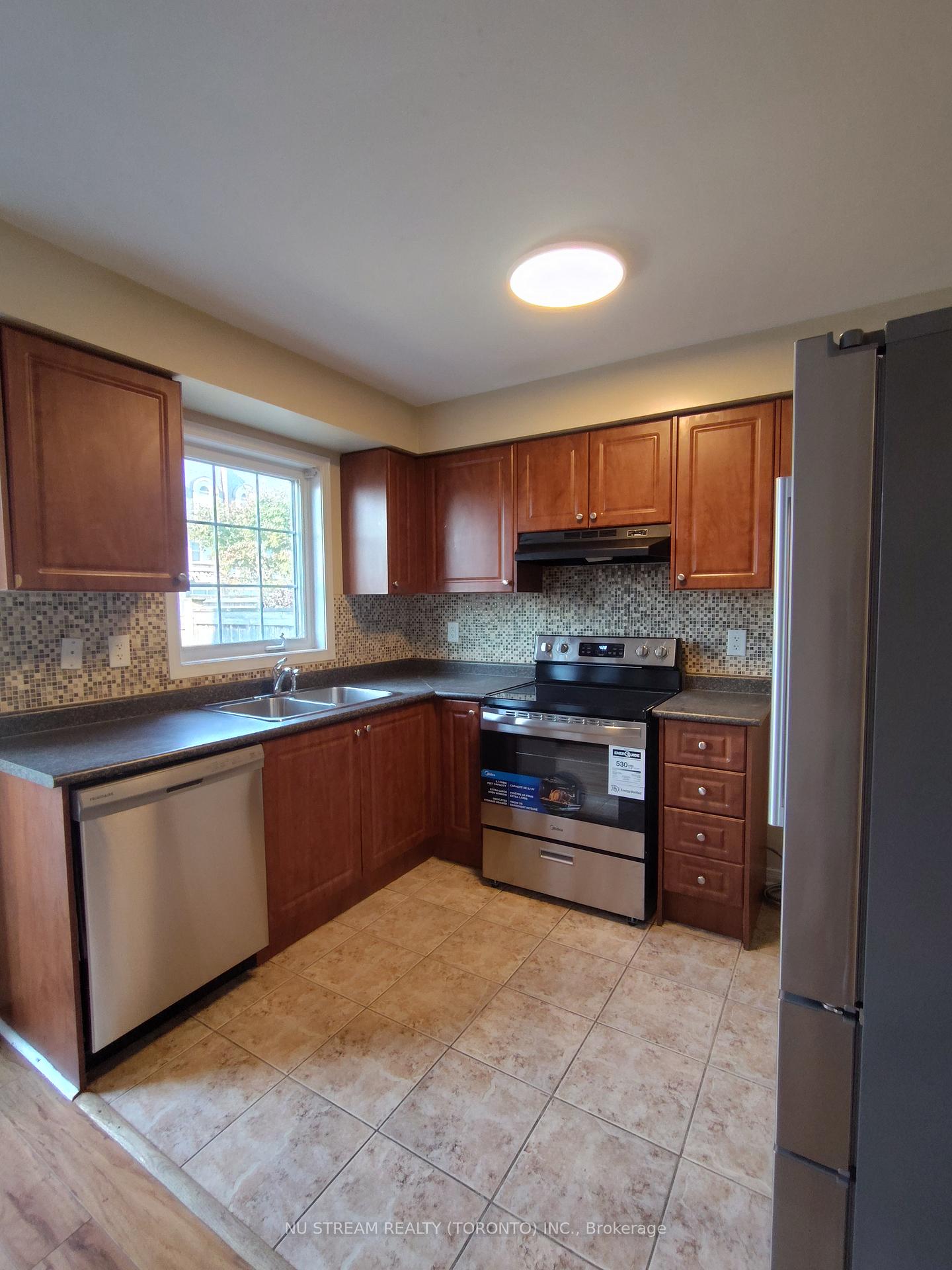 Photo 3 of 8 Coranto Way, Vaughan, Vellore Village — HOMEH