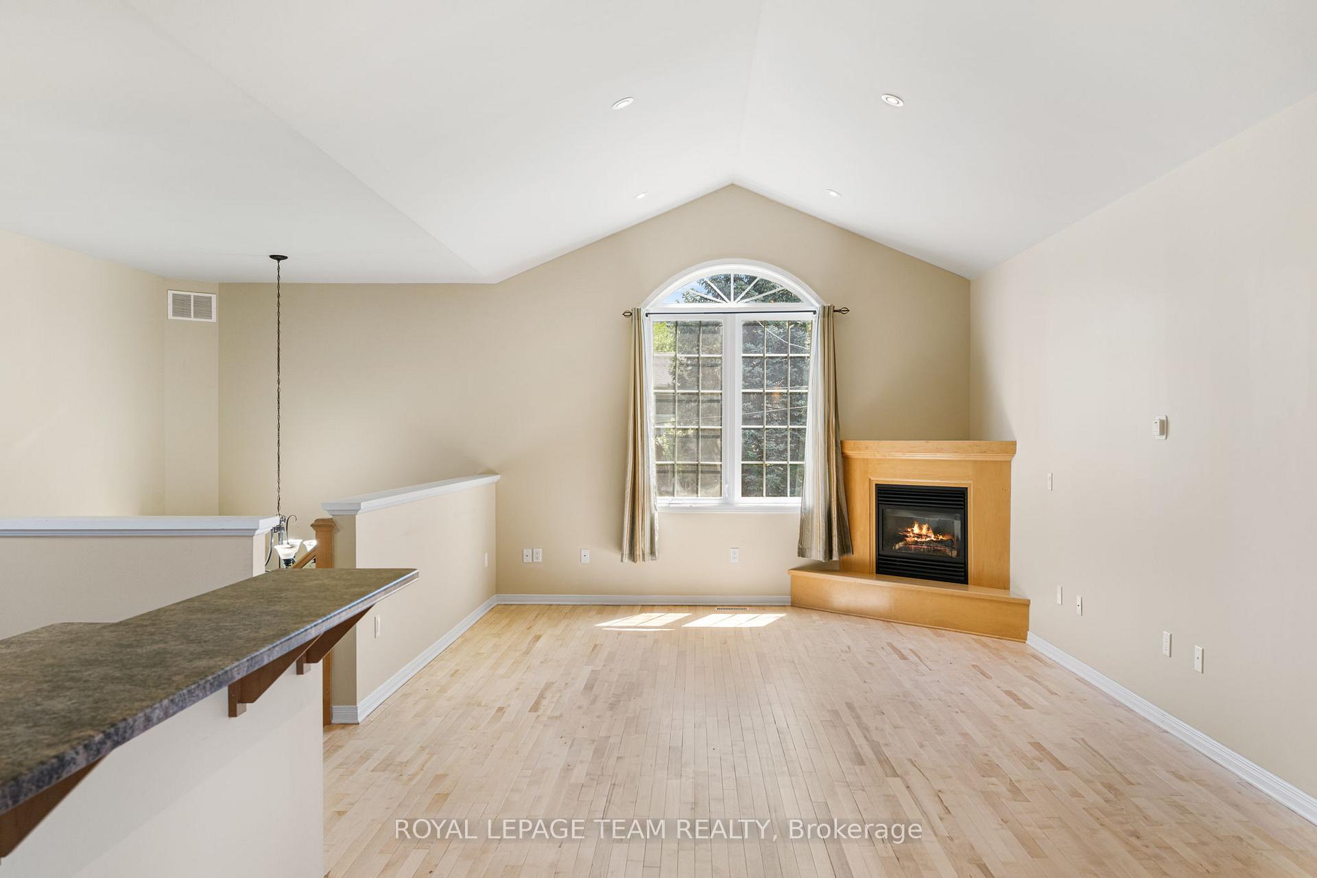 Photo 3 of 2911 Ahearn Avenue, Ottawa, Britannia — HOMEH