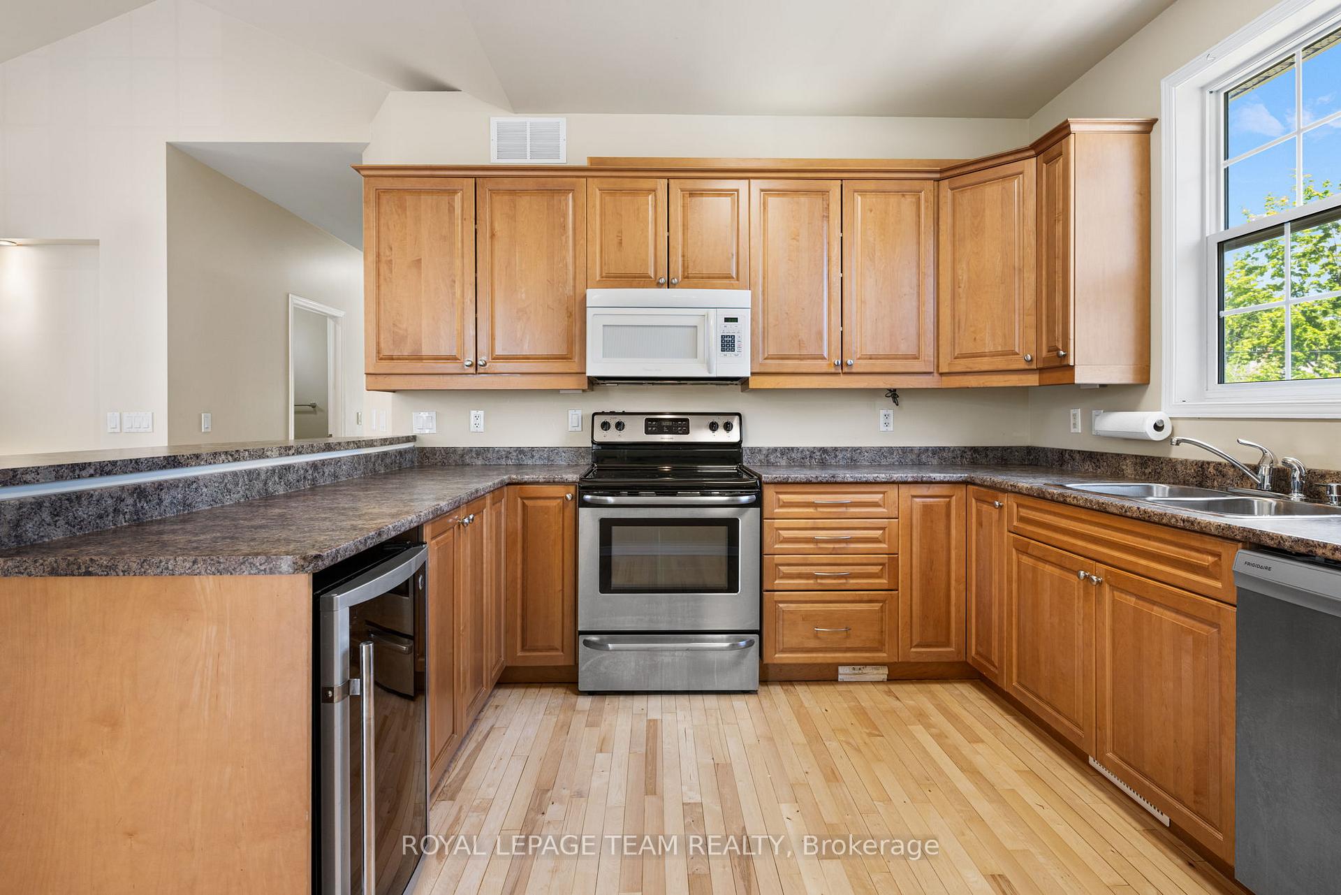 Photo 10 of 2911 Ahearn Avenue, Ottawa, Britannia — HOMEH