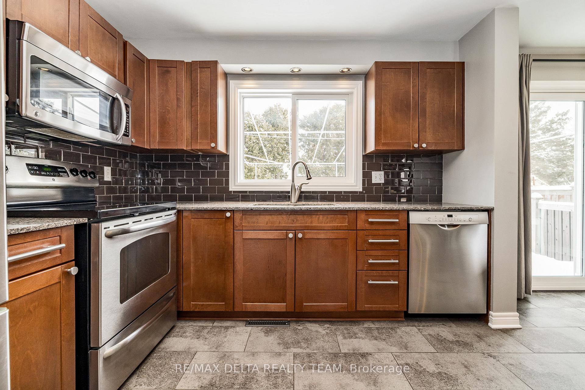 Photo 8 of 351 Cottonwood Crescent, Ottawa, Queenswood Heights South — HOMEH