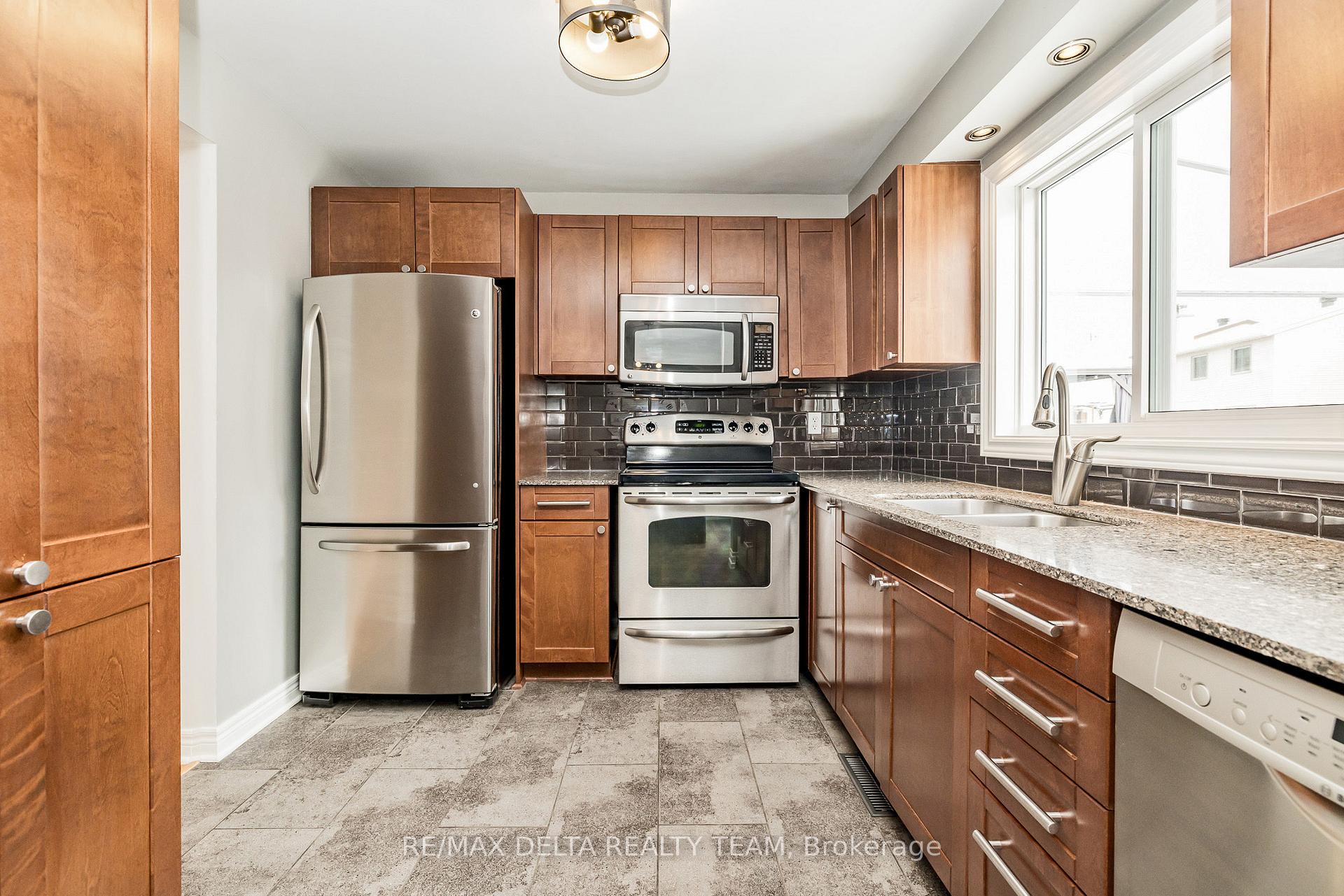Photo 9 of 351 Cottonwood Crescent, Ottawa, Queenswood Heights South — HOMEH