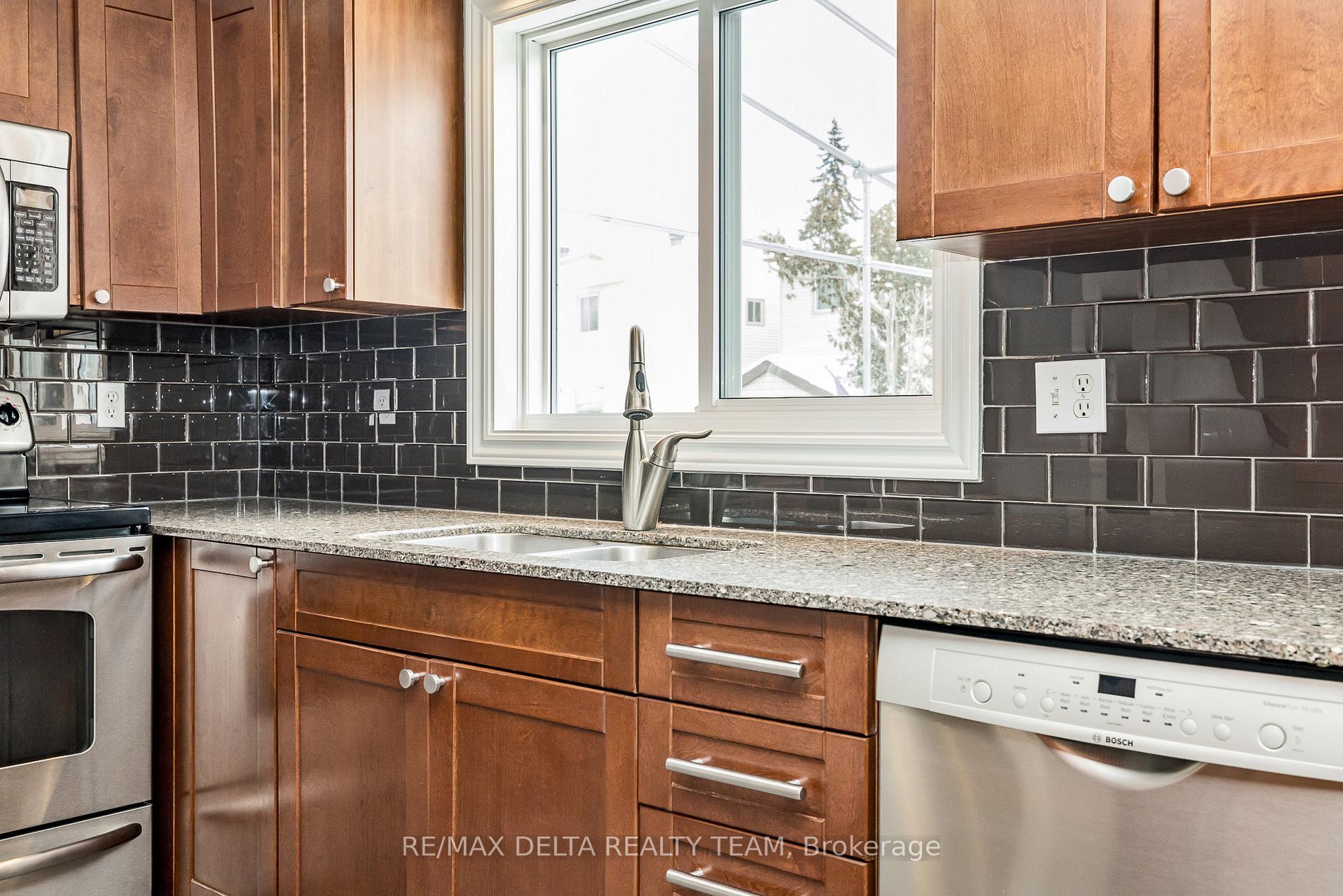Photo 10 of 351 Cottonwood Crescent, Ottawa, Queenswood Heights South — HOMEH