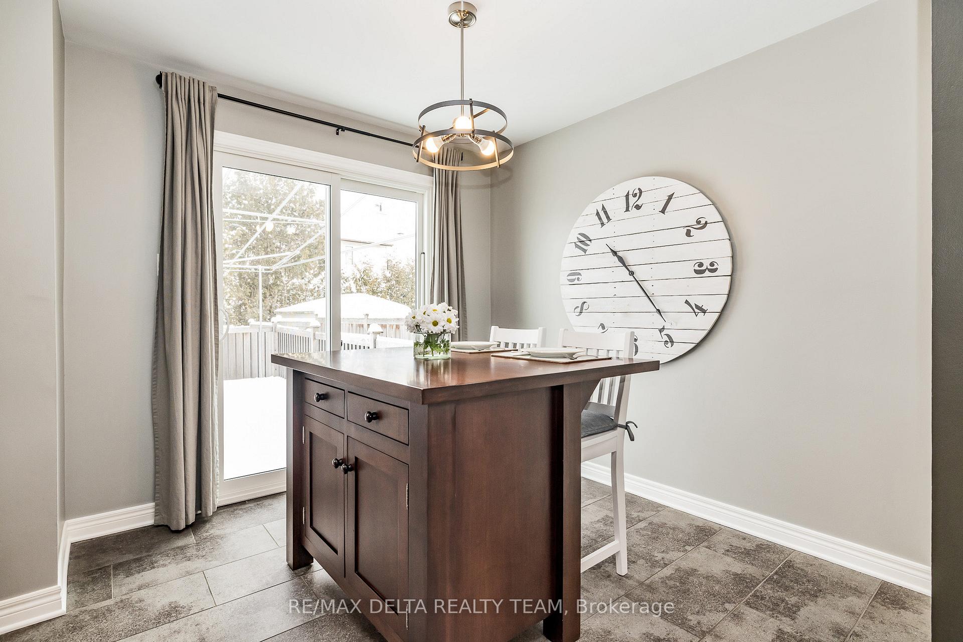 Photo 12 of 351 Cottonwood Crescent, Ottawa, Queenswood Heights South — HOMEH