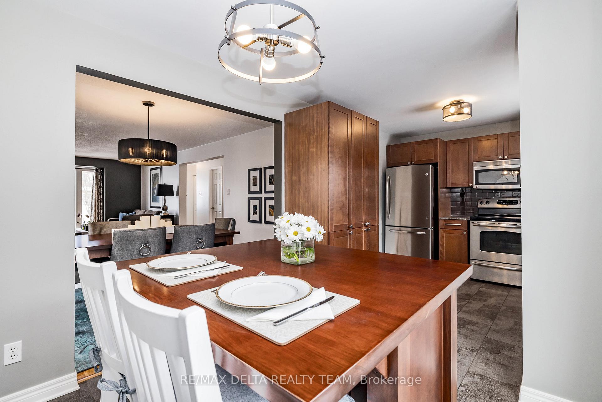 Photo 13 of 351 Cottonwood Crescent, Ottawa, Queenswood Heights South — HOMEH