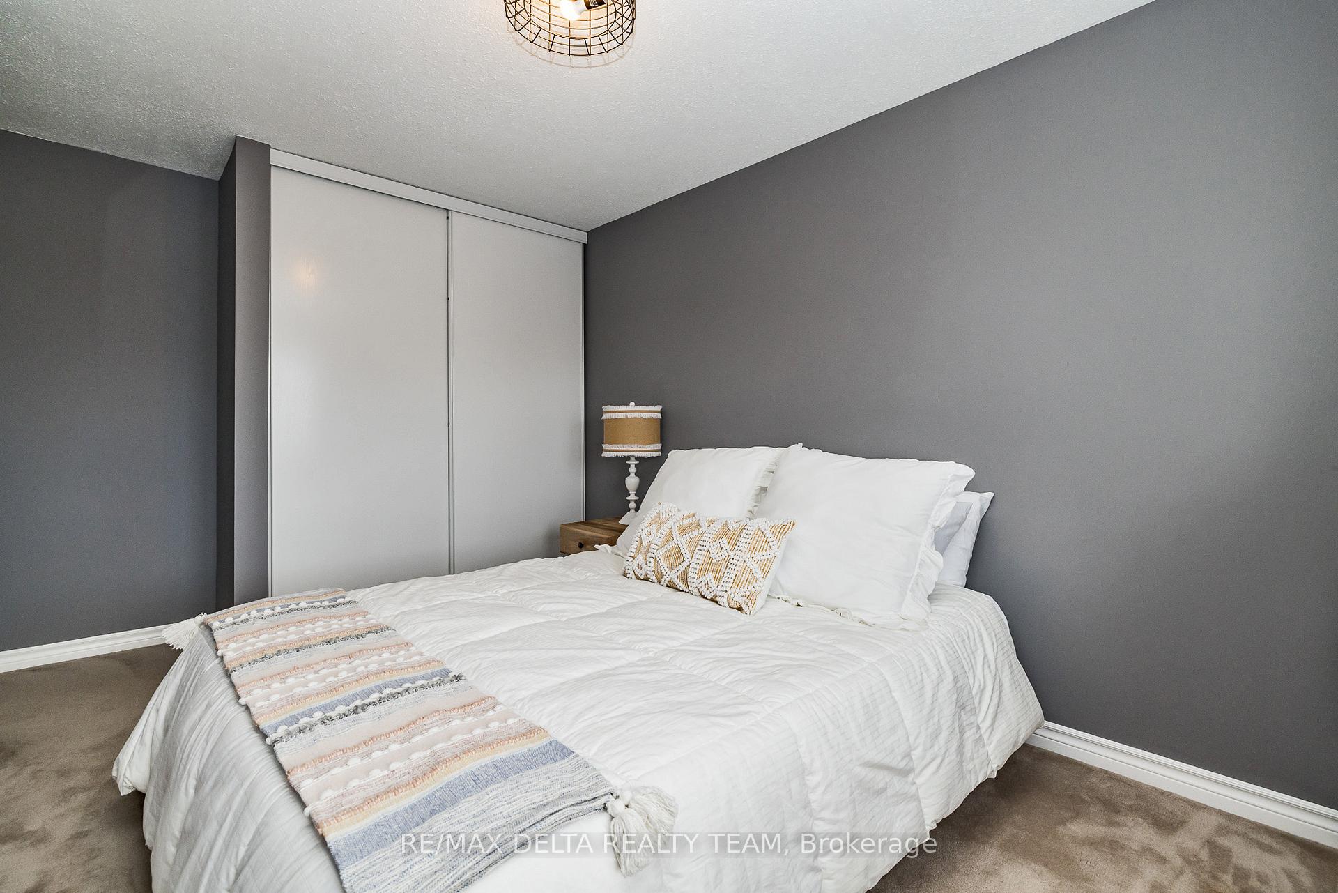 Photo 22 of 351 Cottonwood Crescent, Ottawa, Queenswood Heights South — HOMEH