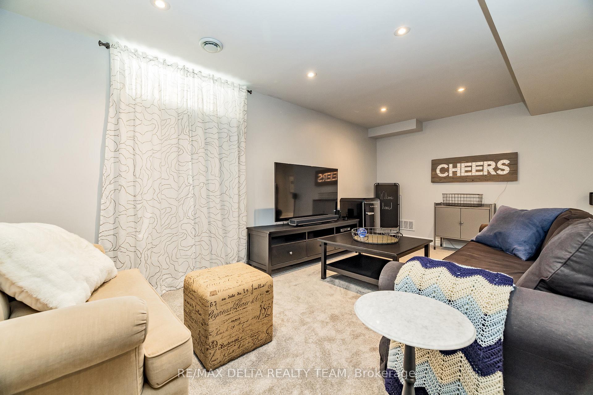 Photo 24 of 351 Cottonwood Crescent, Ottawa, Queenswood Heights South — HOMEH