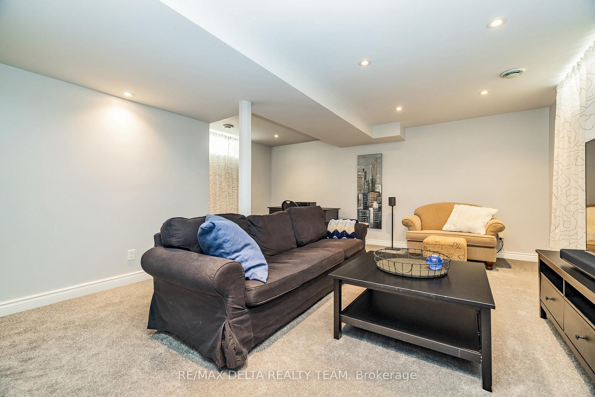 Photo 25 of 351 Cottonwood Crescent, Ottawa, Queenswood Heights South — HOMEH