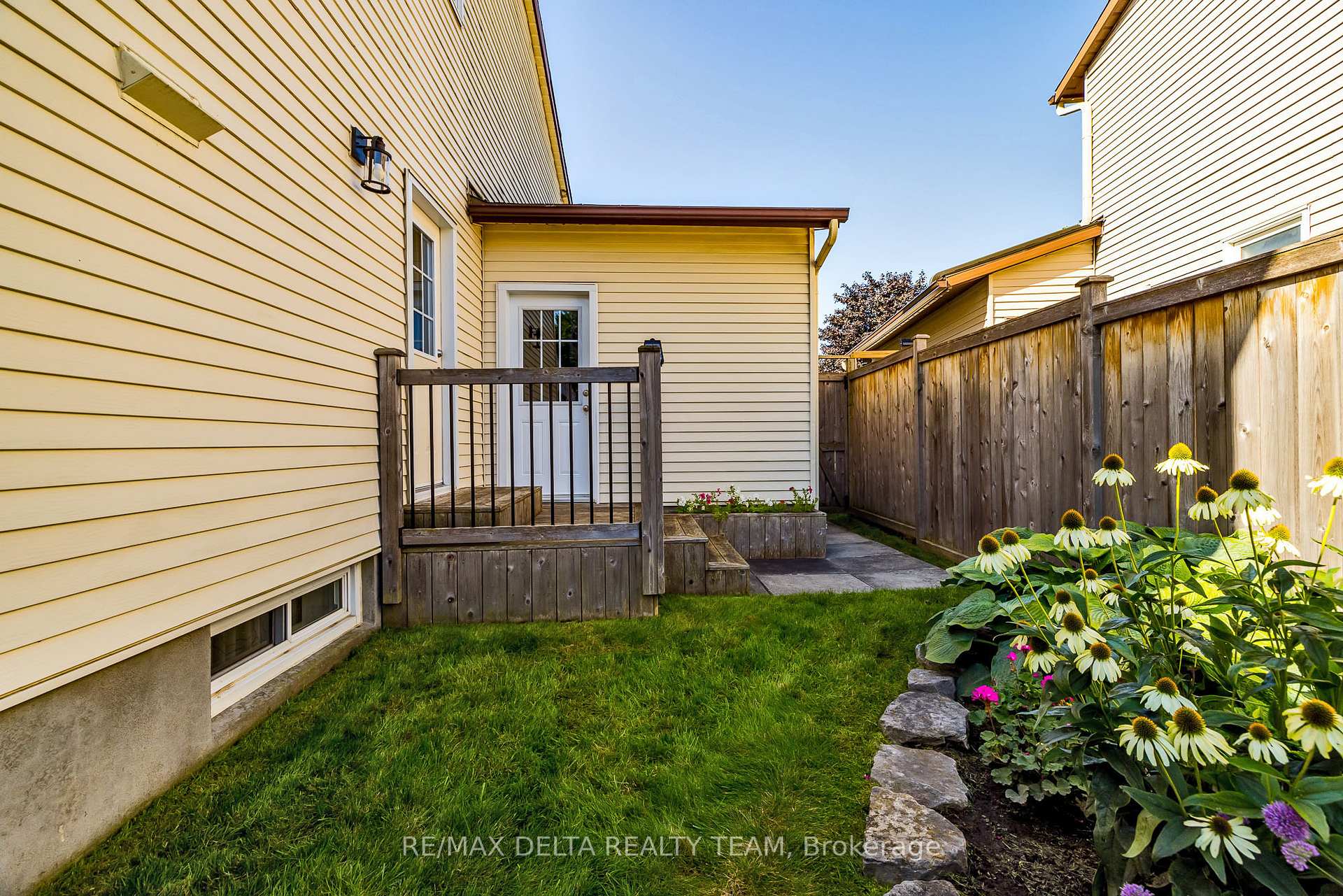 Photo 38 of 351 Cottonwood Crescent, Ottawa, Queenswood Heights South — HOMEH