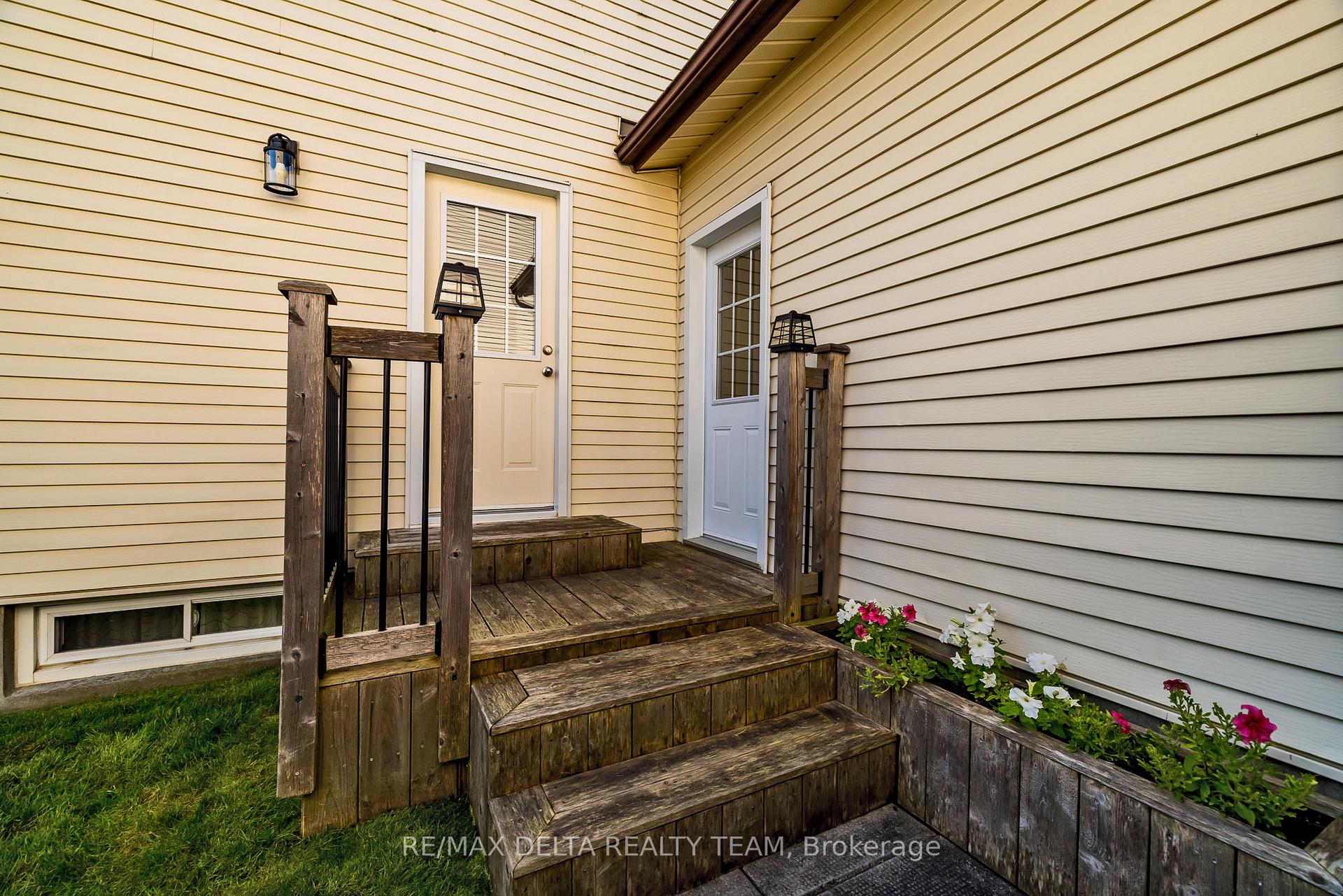 Photo 39 of 351 Cottonwood Crescent, Ottawa, Queenswood Heights South — HOMEH