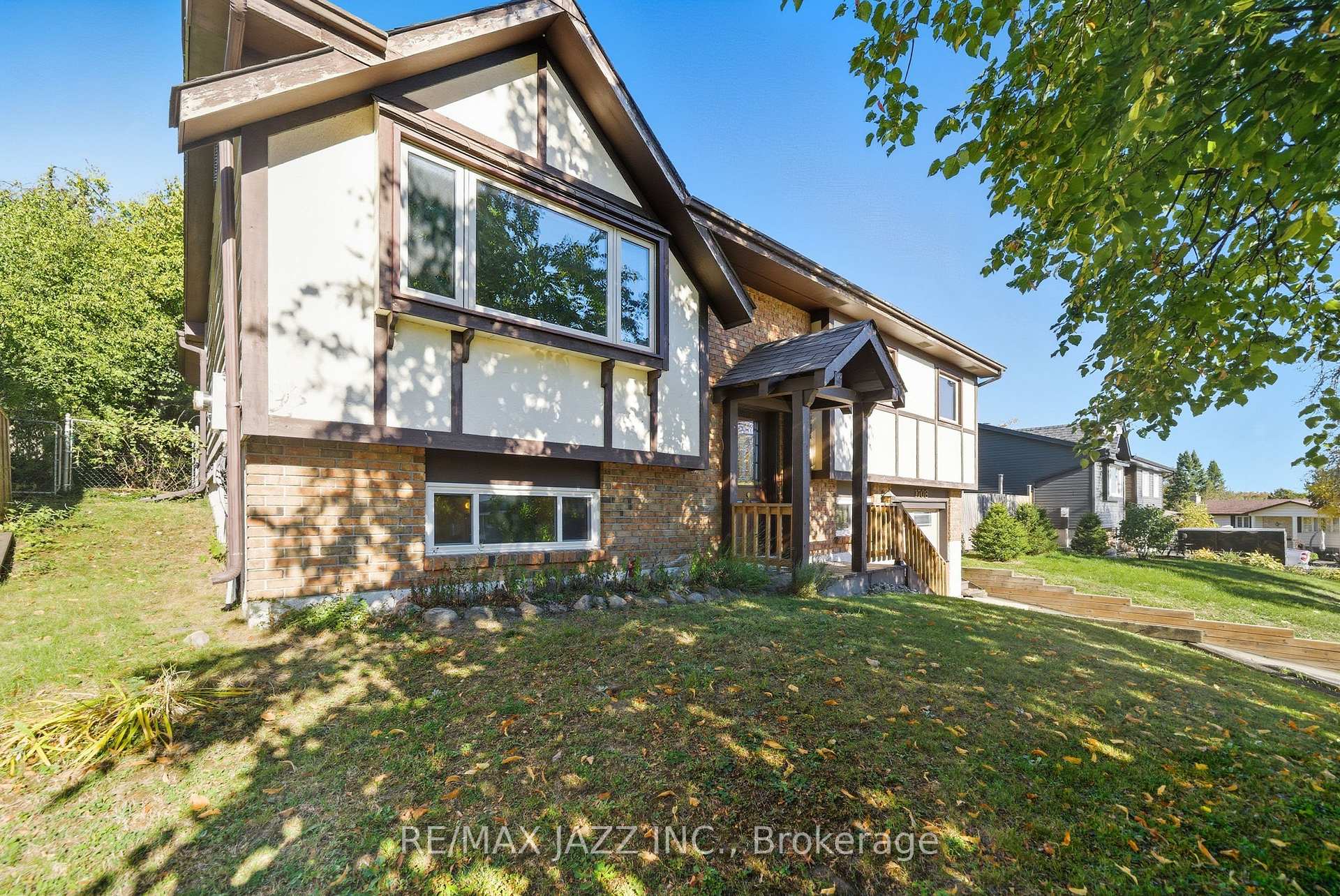 Photo 3 of 1708 Redwood Drive, Peterborough, Monaghan Ward 2 — HOMEH