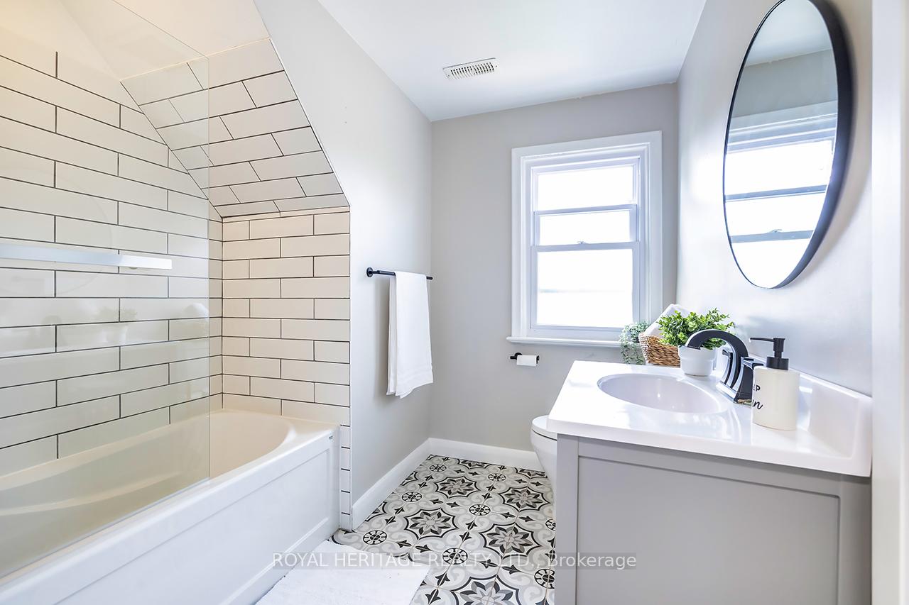 Photo 10 of 8 Forest Road, Ajax, South East — HOMEH