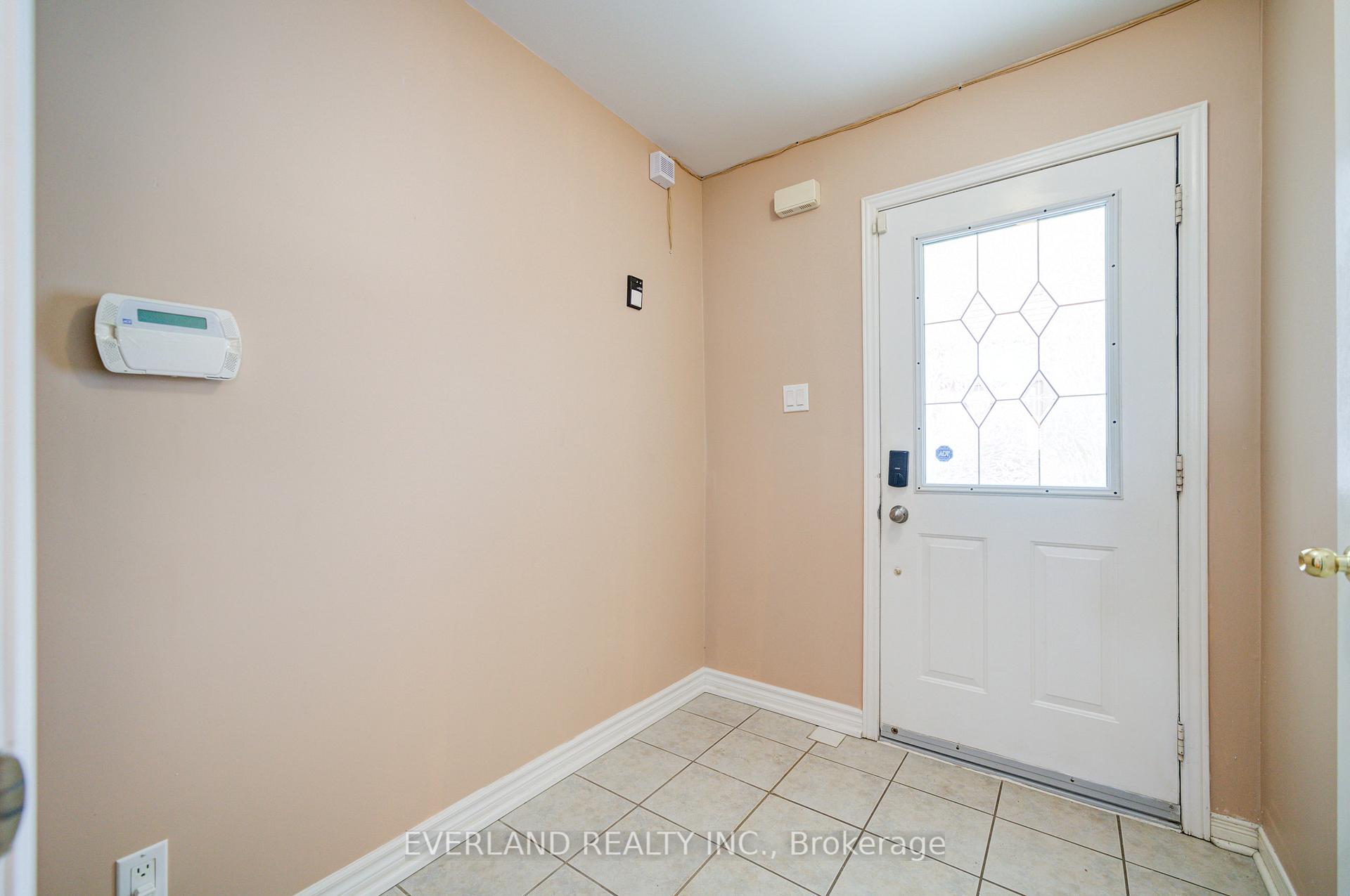 Photo 3 of 43 Kayla Crescent, Vaughan, Maple — HOMEH