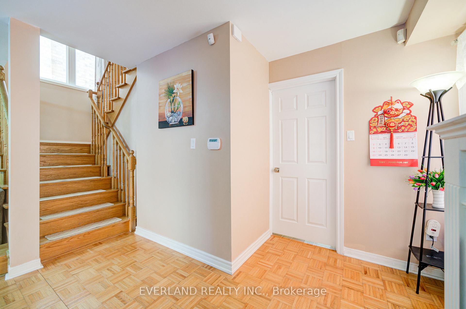 Photo 5 of 43 Kayla Crescent, Vaughan, Maple — HOMEH